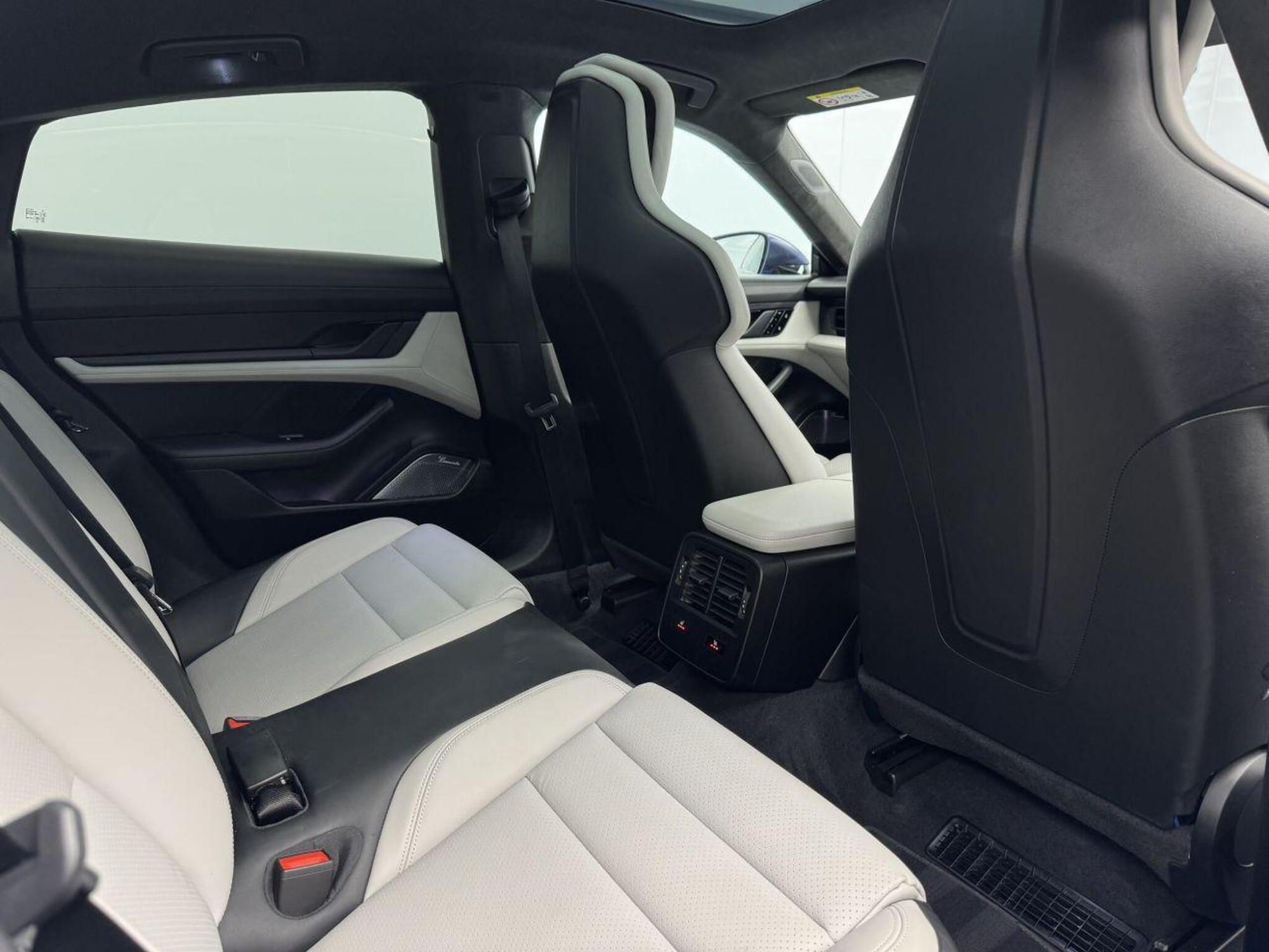 2020 Porsche TAYCAN image 32