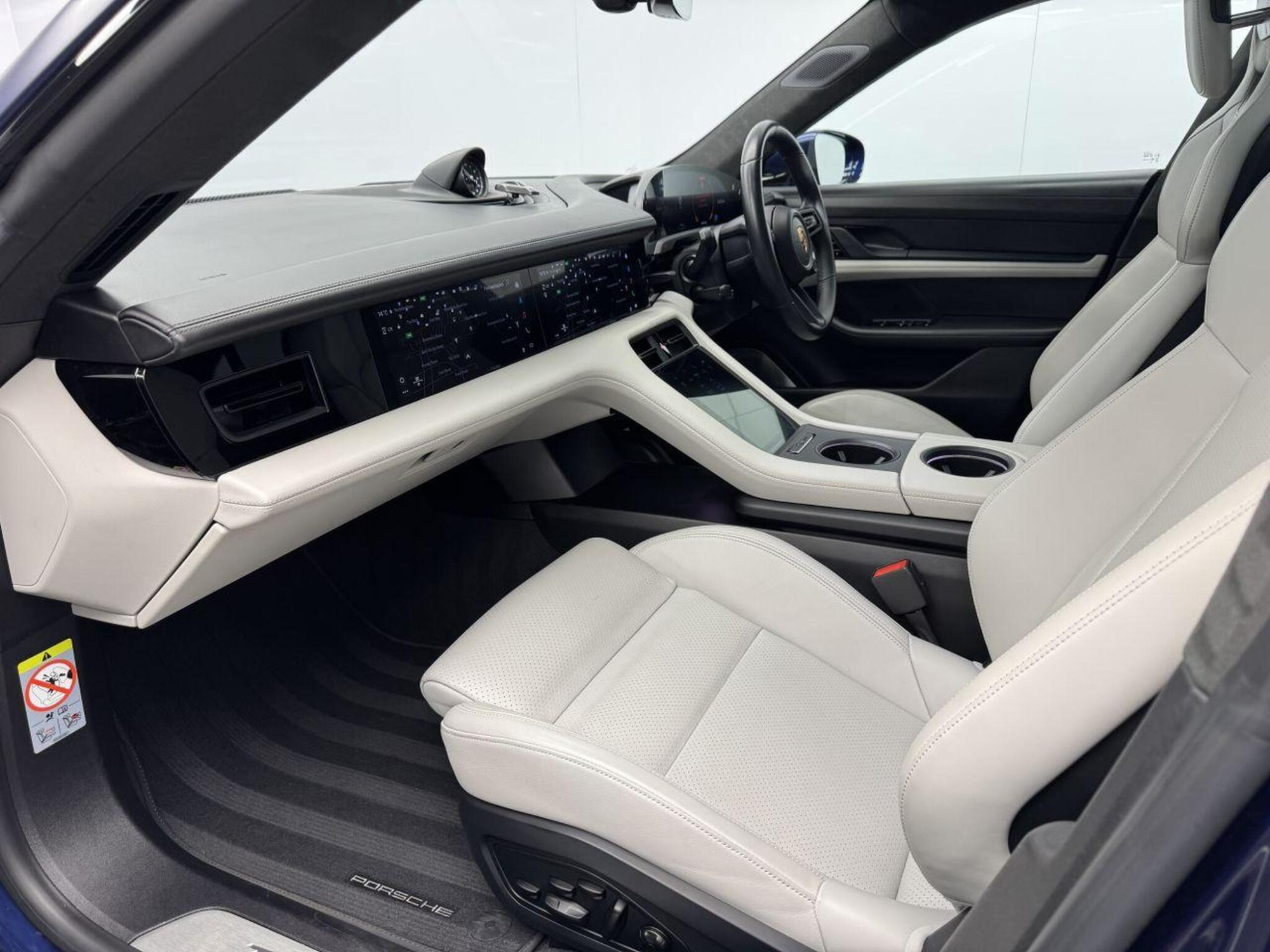 2020 Porsche TAYCAN image 17
