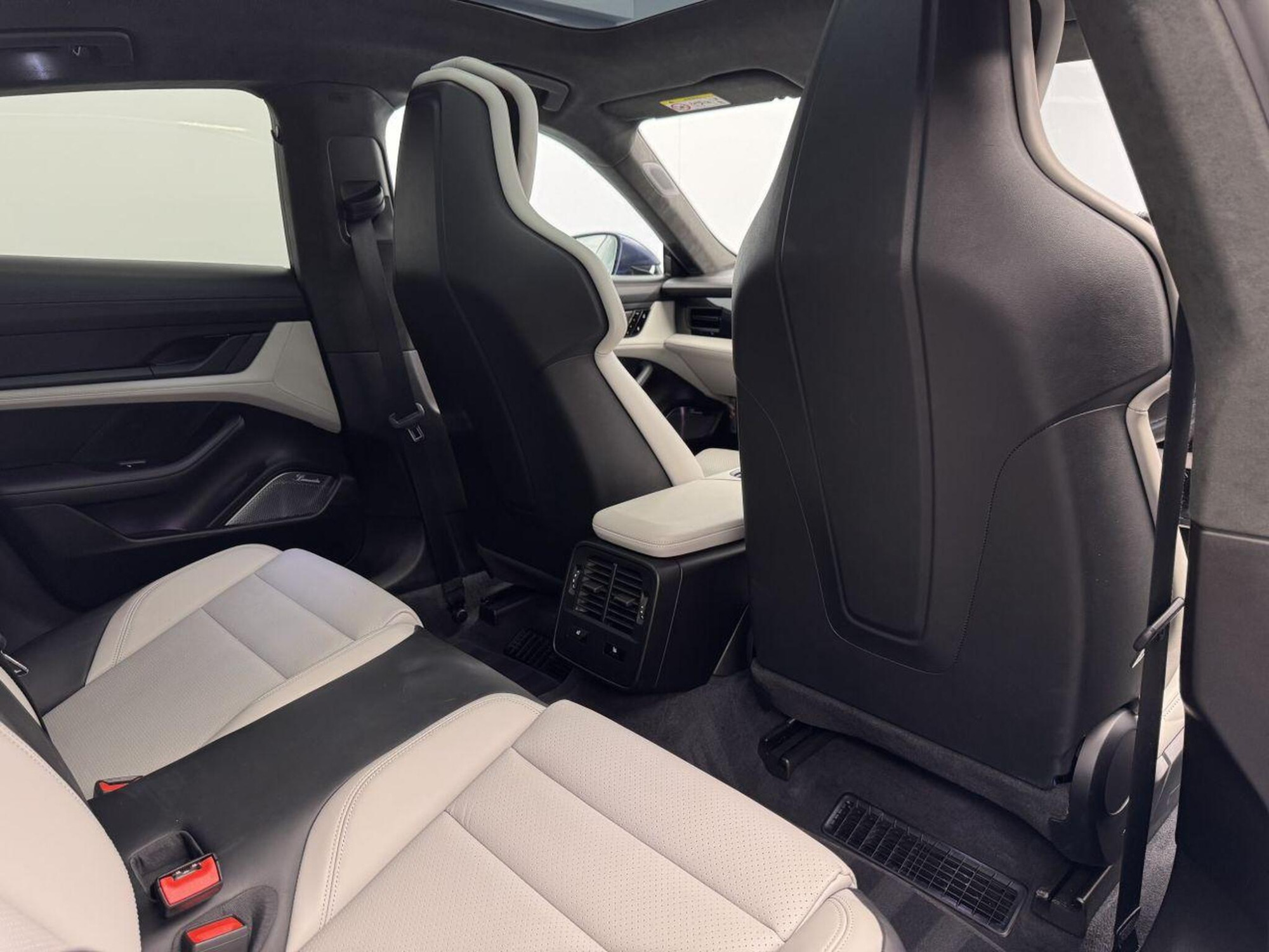 2020 Porsche TAYCAN image 29