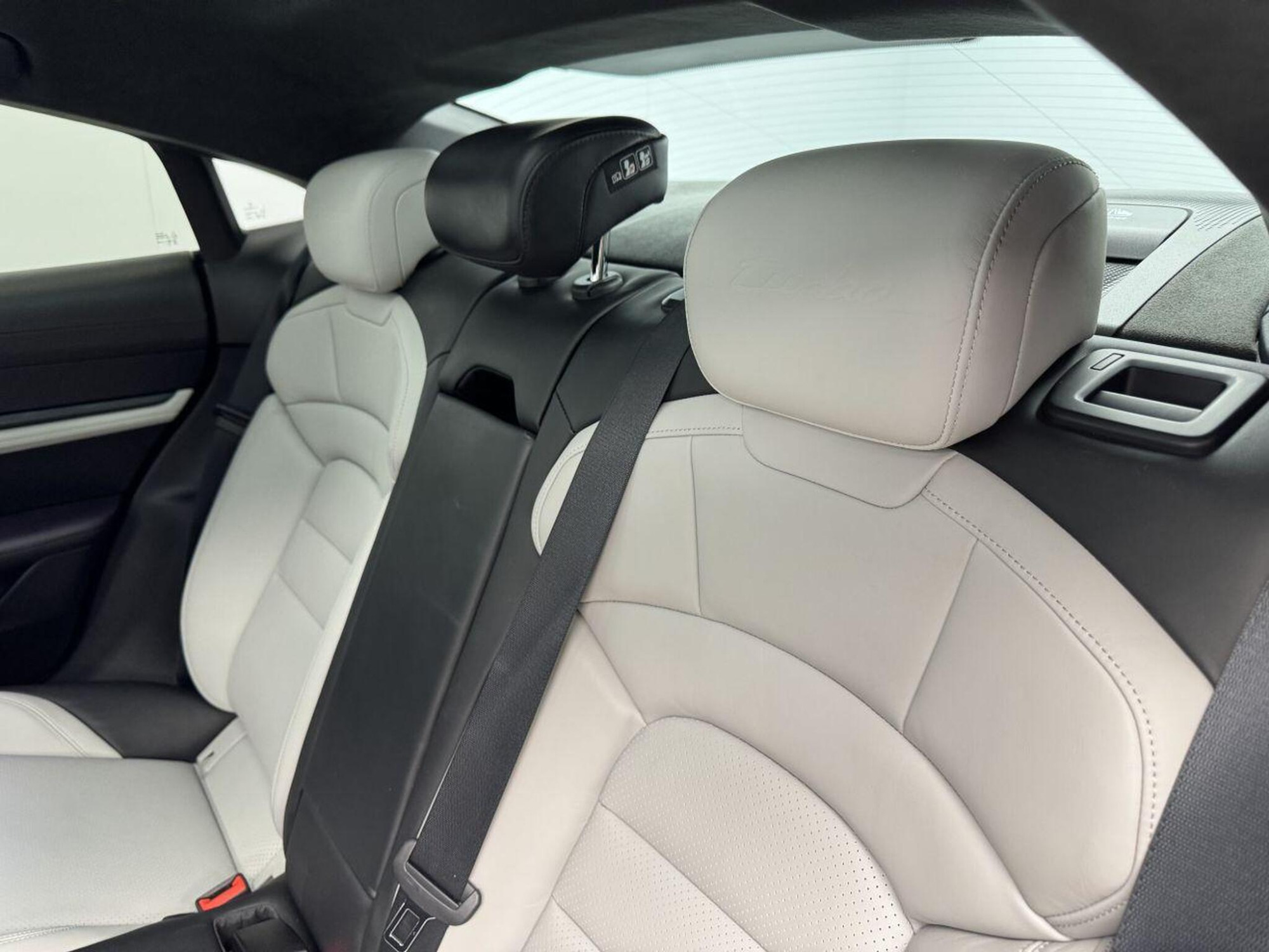 2020 Porsche TAYCAN image 19