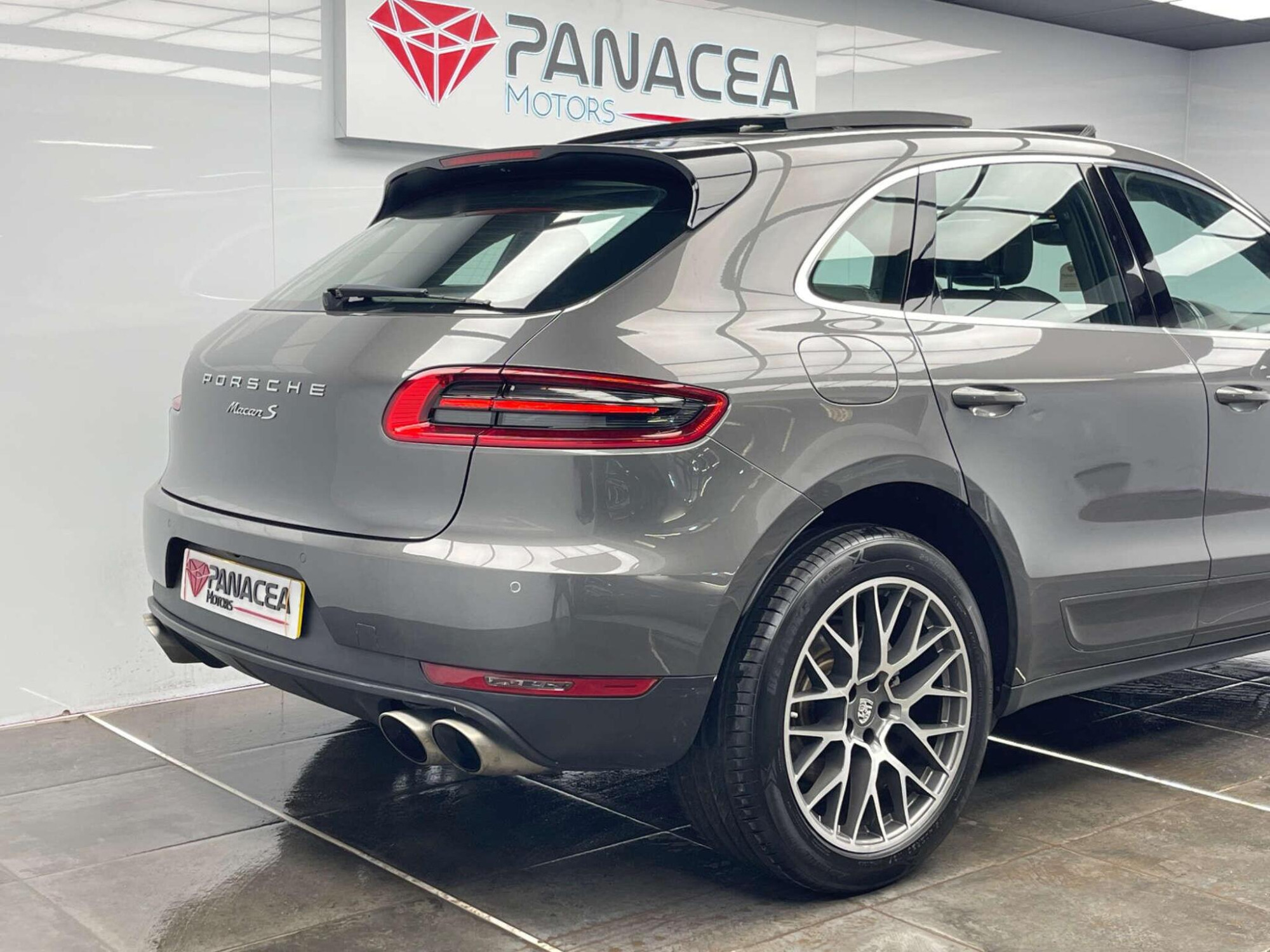 2018 Porsche MACAN image 11