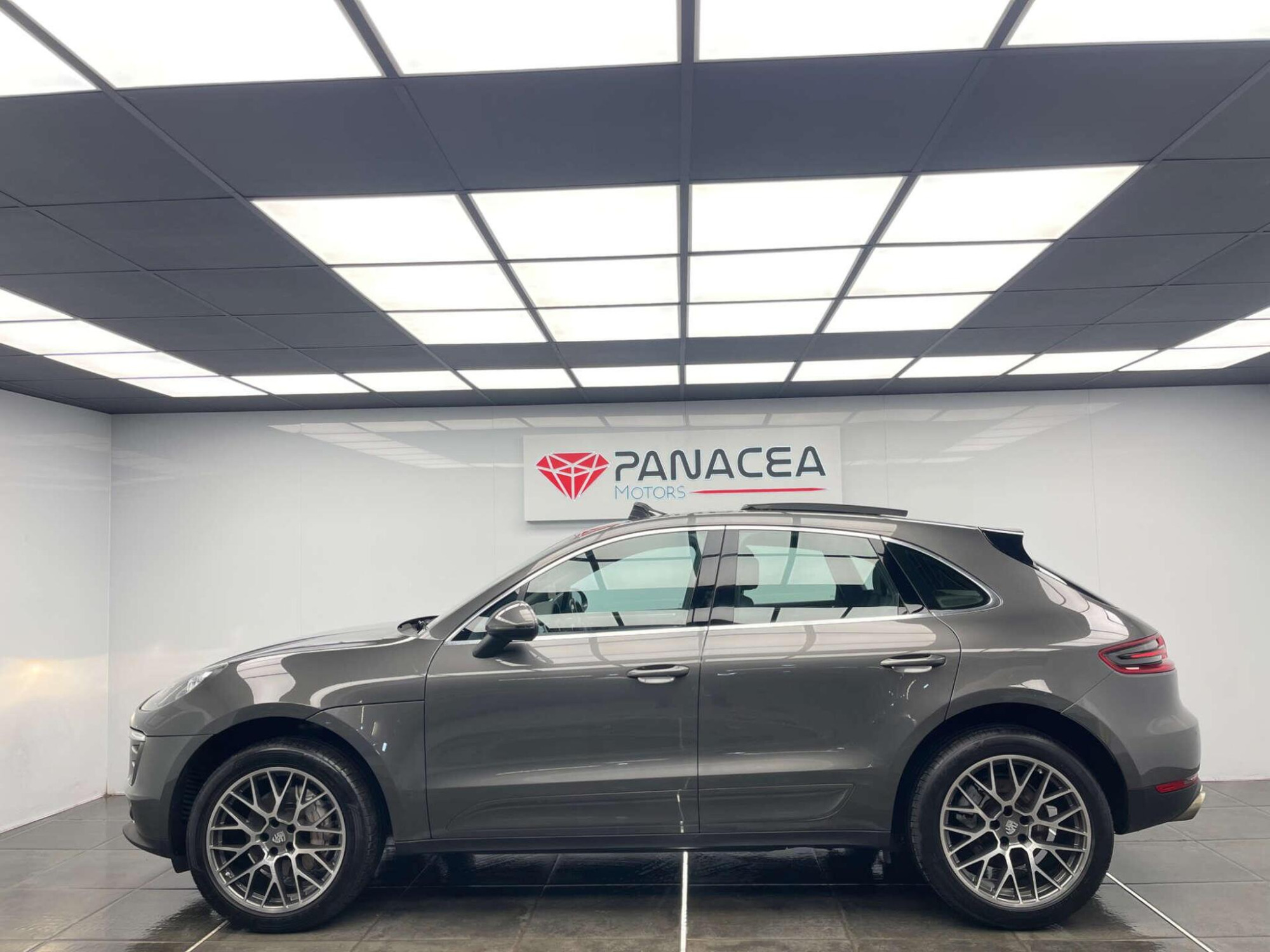 2018 Porsche MACAN image 34