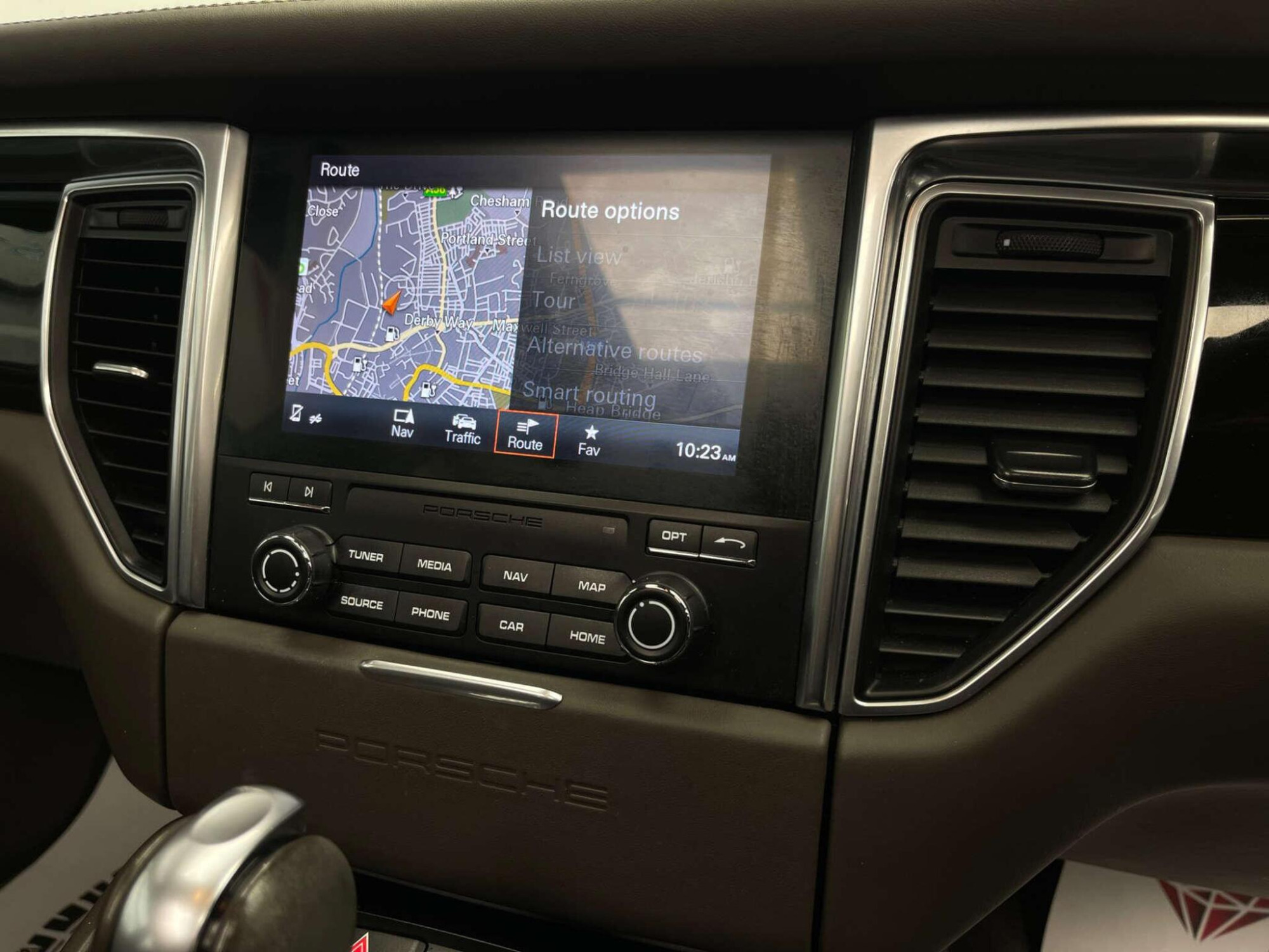 2018 Porsche MACAN image 23