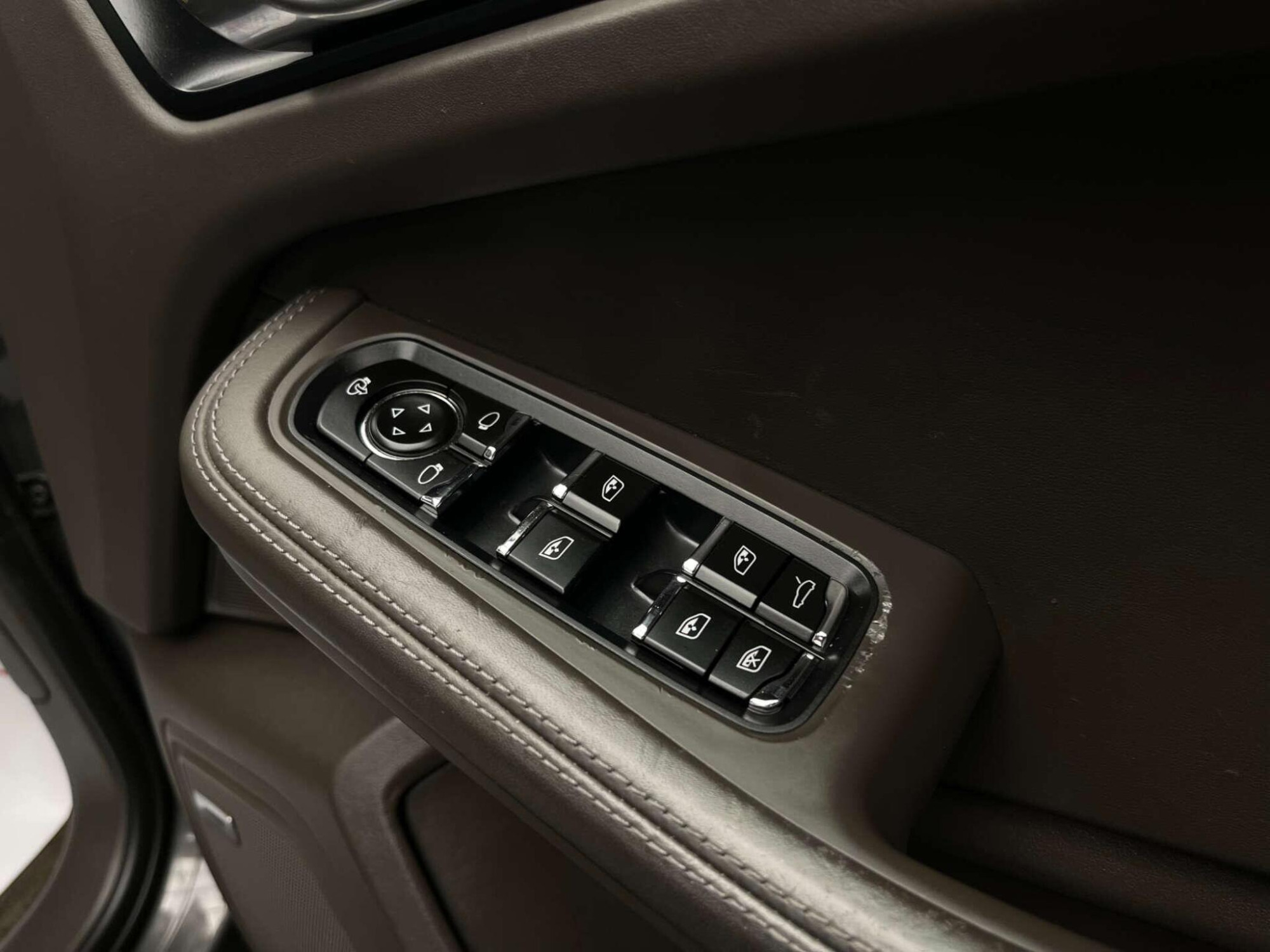2018 Porsche MACAN image 16