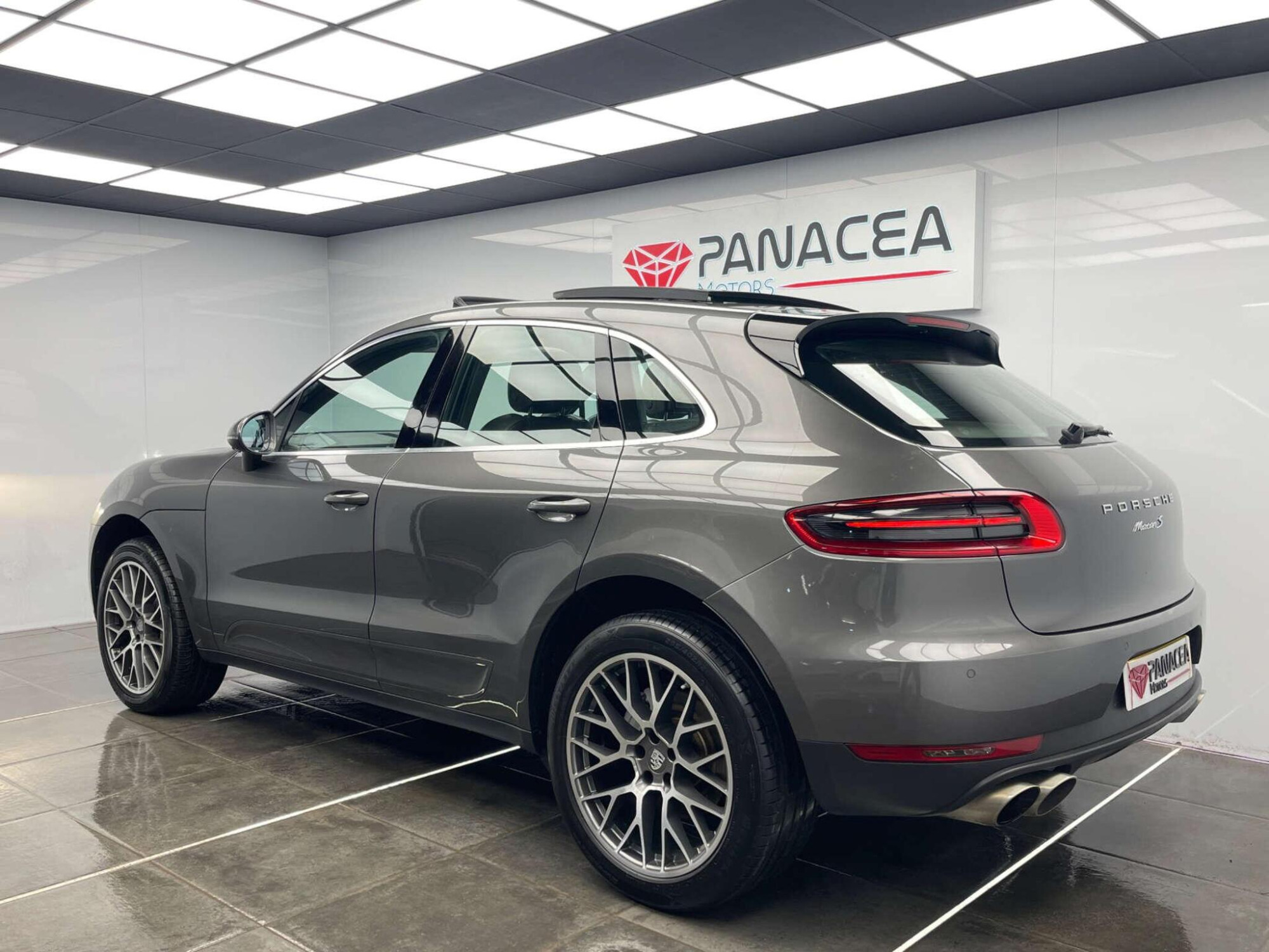 2018 Porsche MACAN image 35