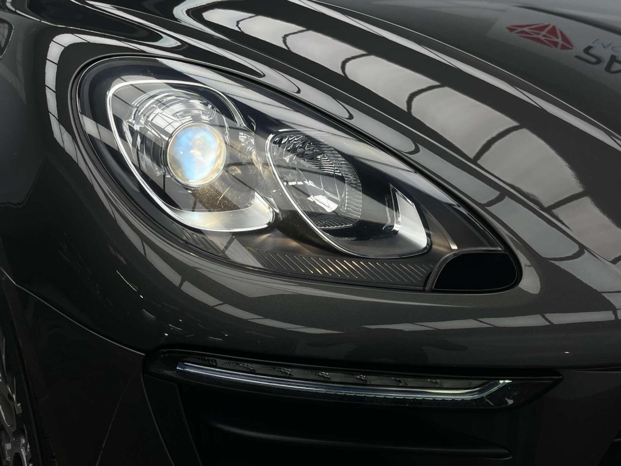 2018 Porsche MACAN image 5