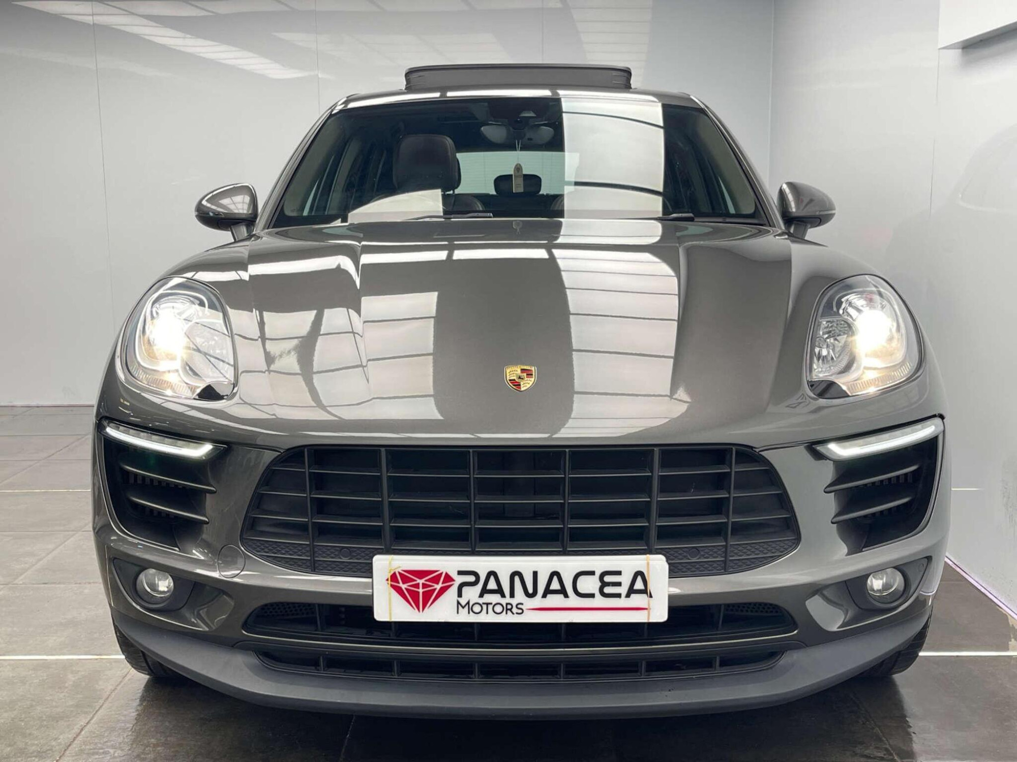 2018 Porsche MACAN image 2