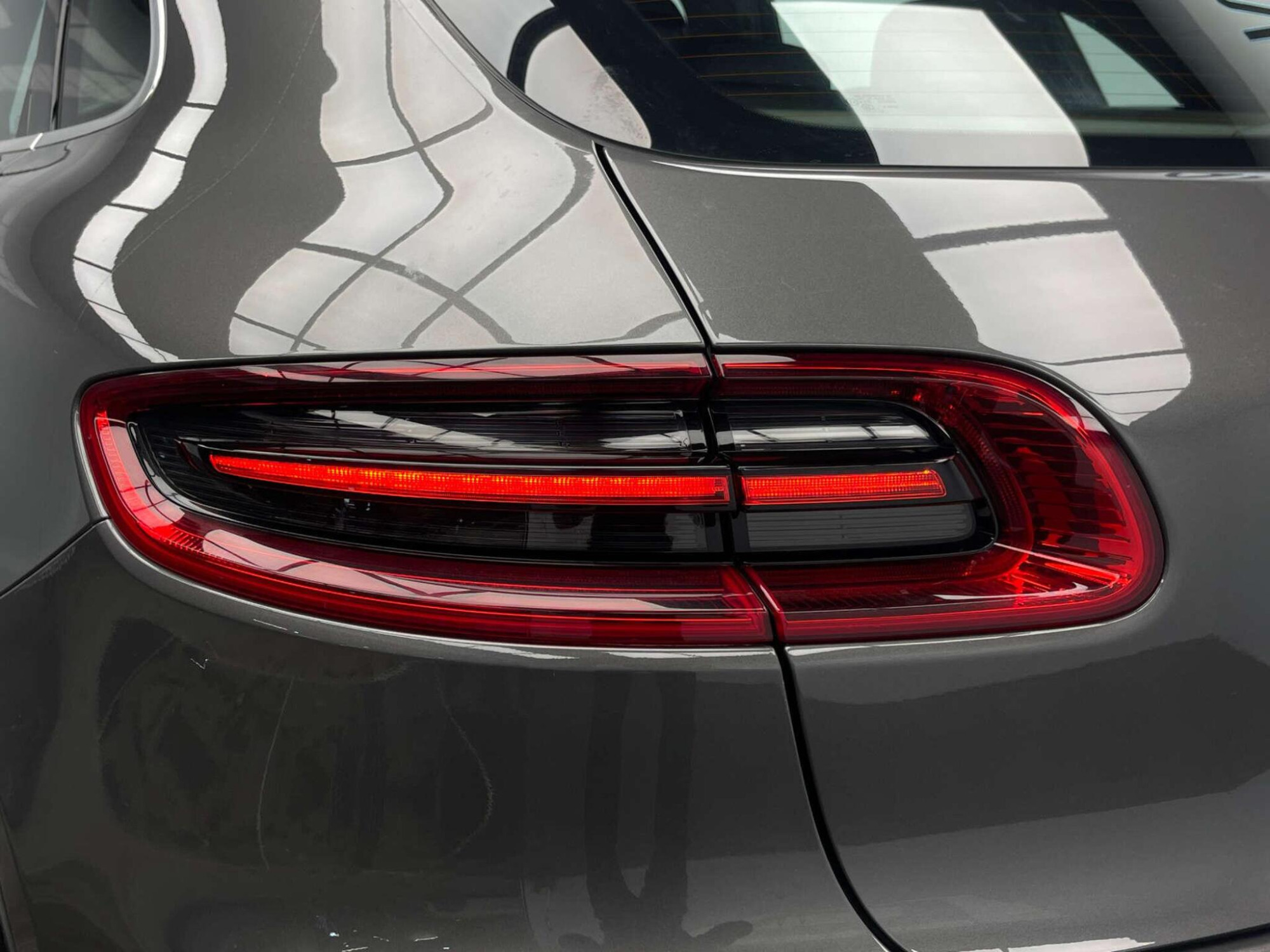 2018 Porsche MACAN image 32