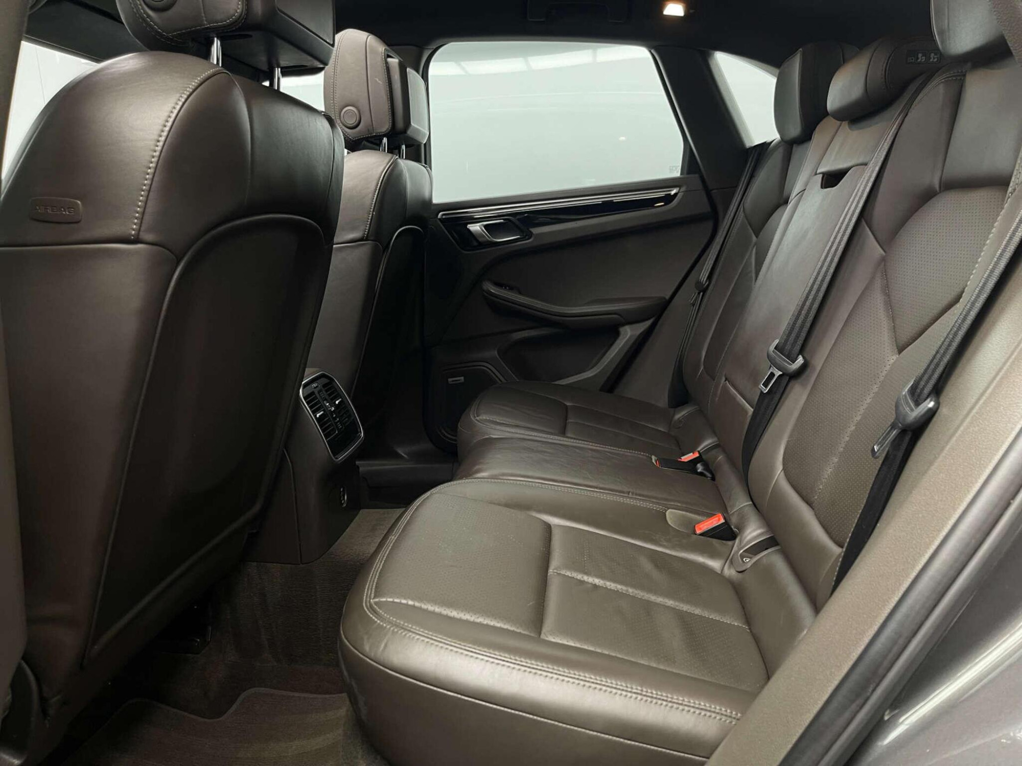 2018 Porsche MACAN image 44