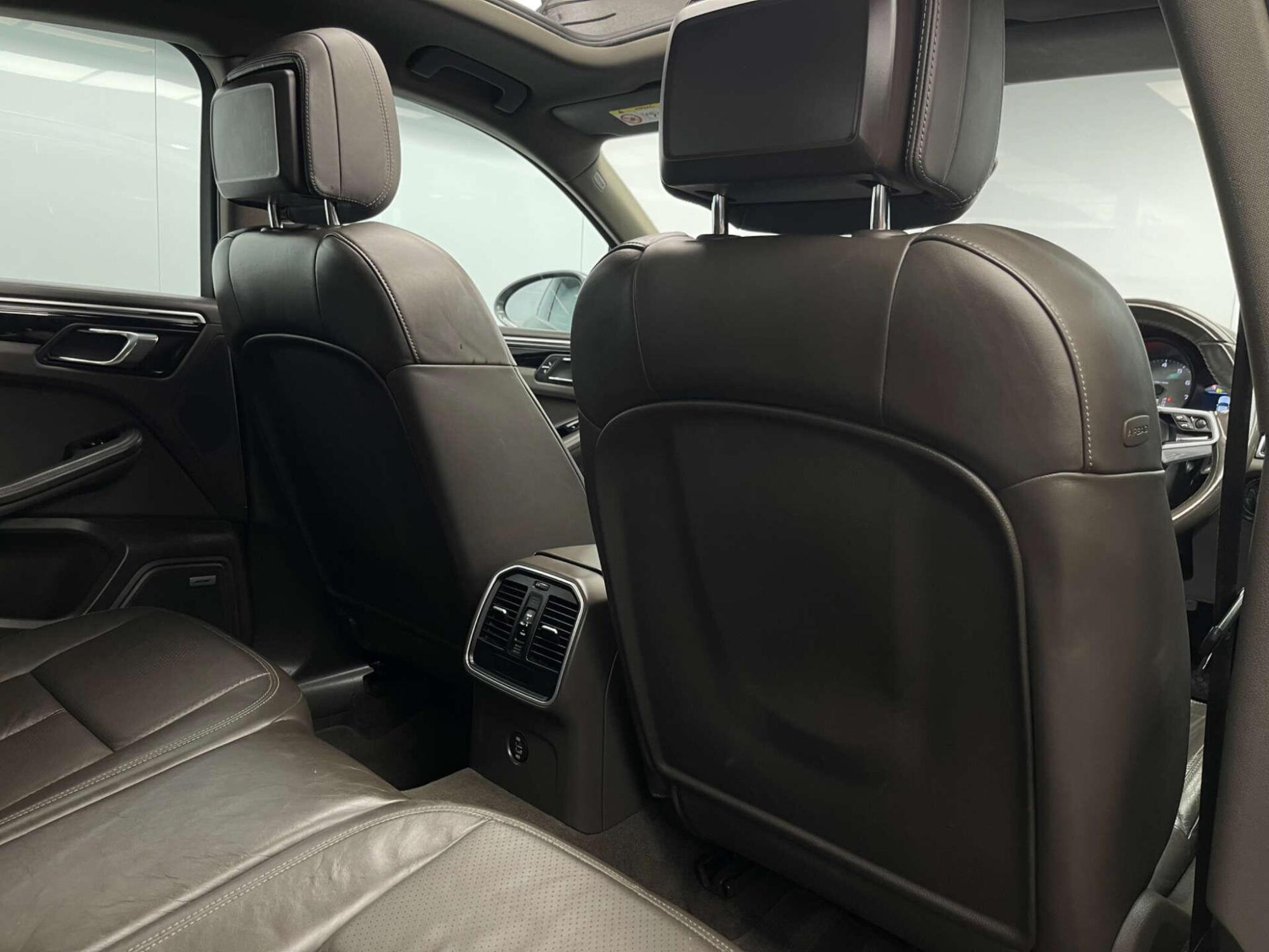 2018 Porsche MACAN image 25