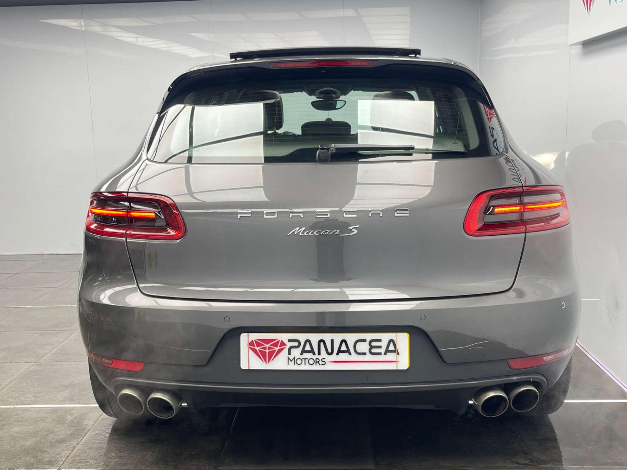 2018 Porsche MACAN image 27