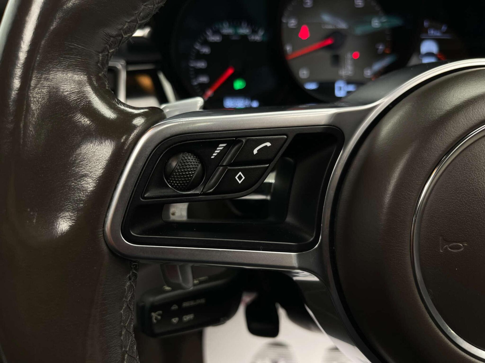 2018 Porsche MACAN image 20