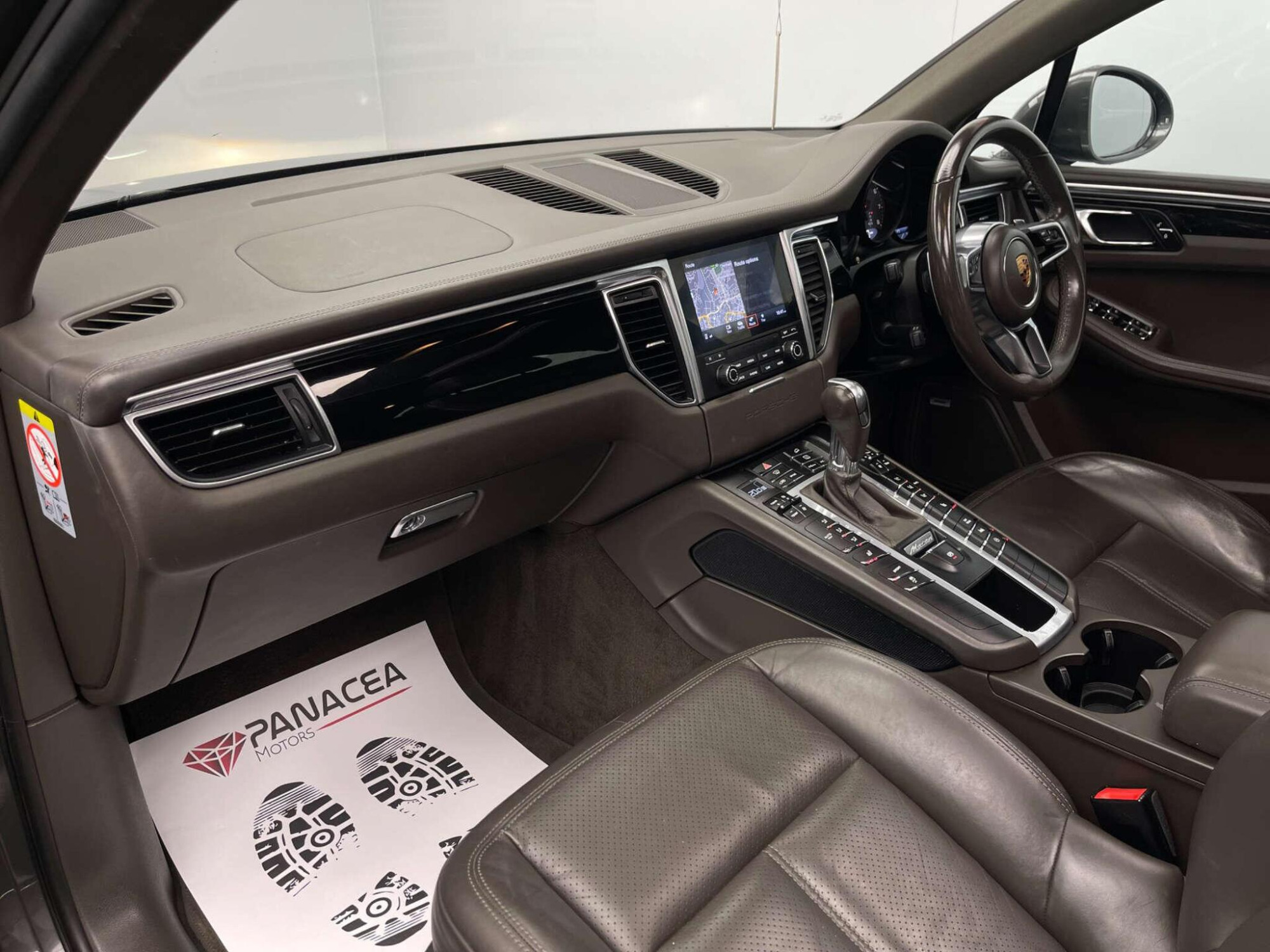 2018 Porsche MACAN image 36