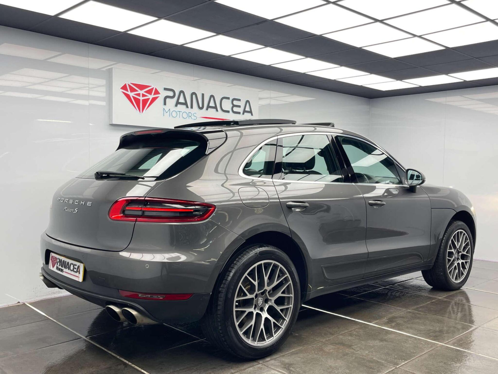 2018 Porsche MACAN image 6