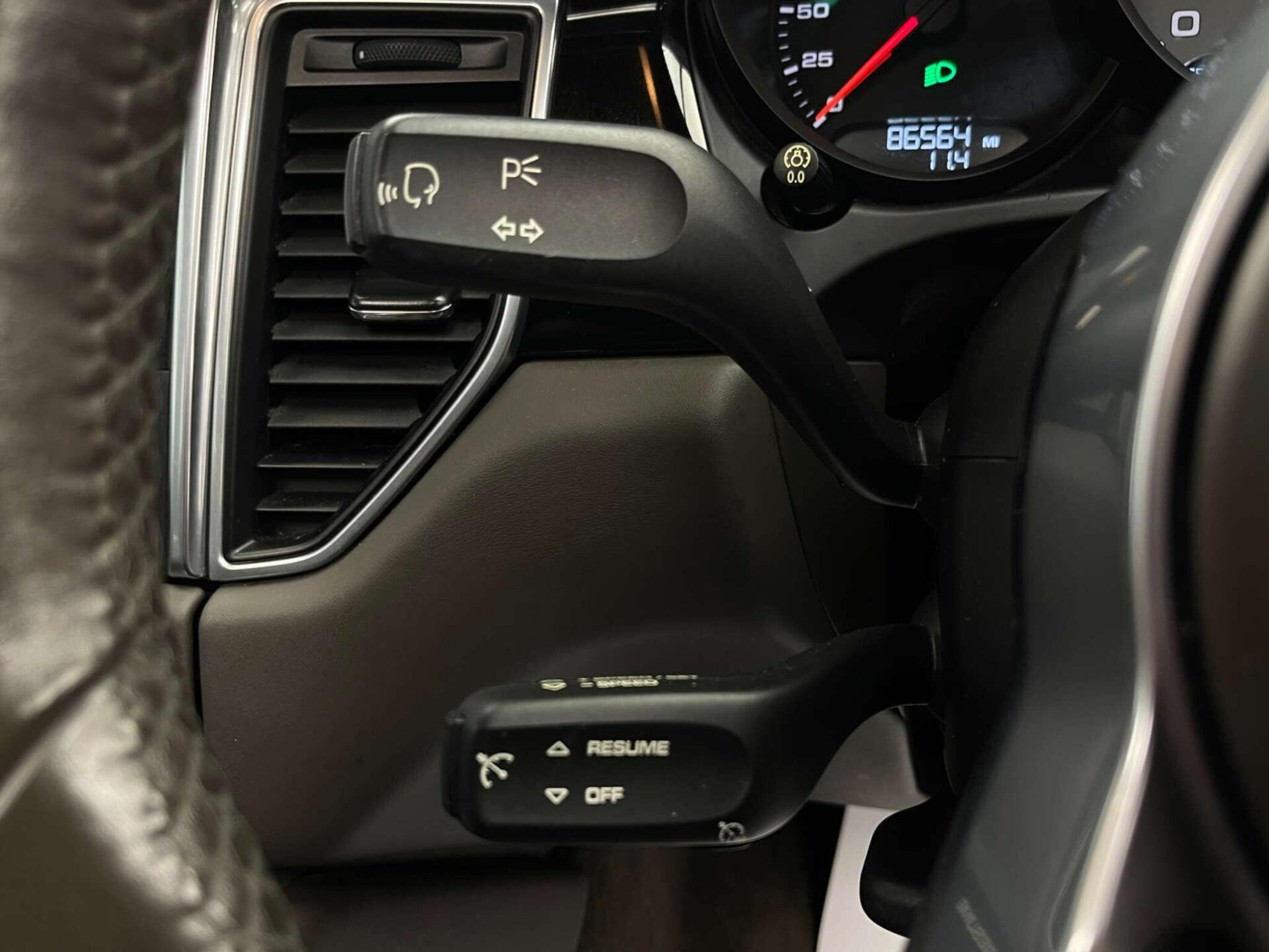 2018 Porsche MACAN image 18