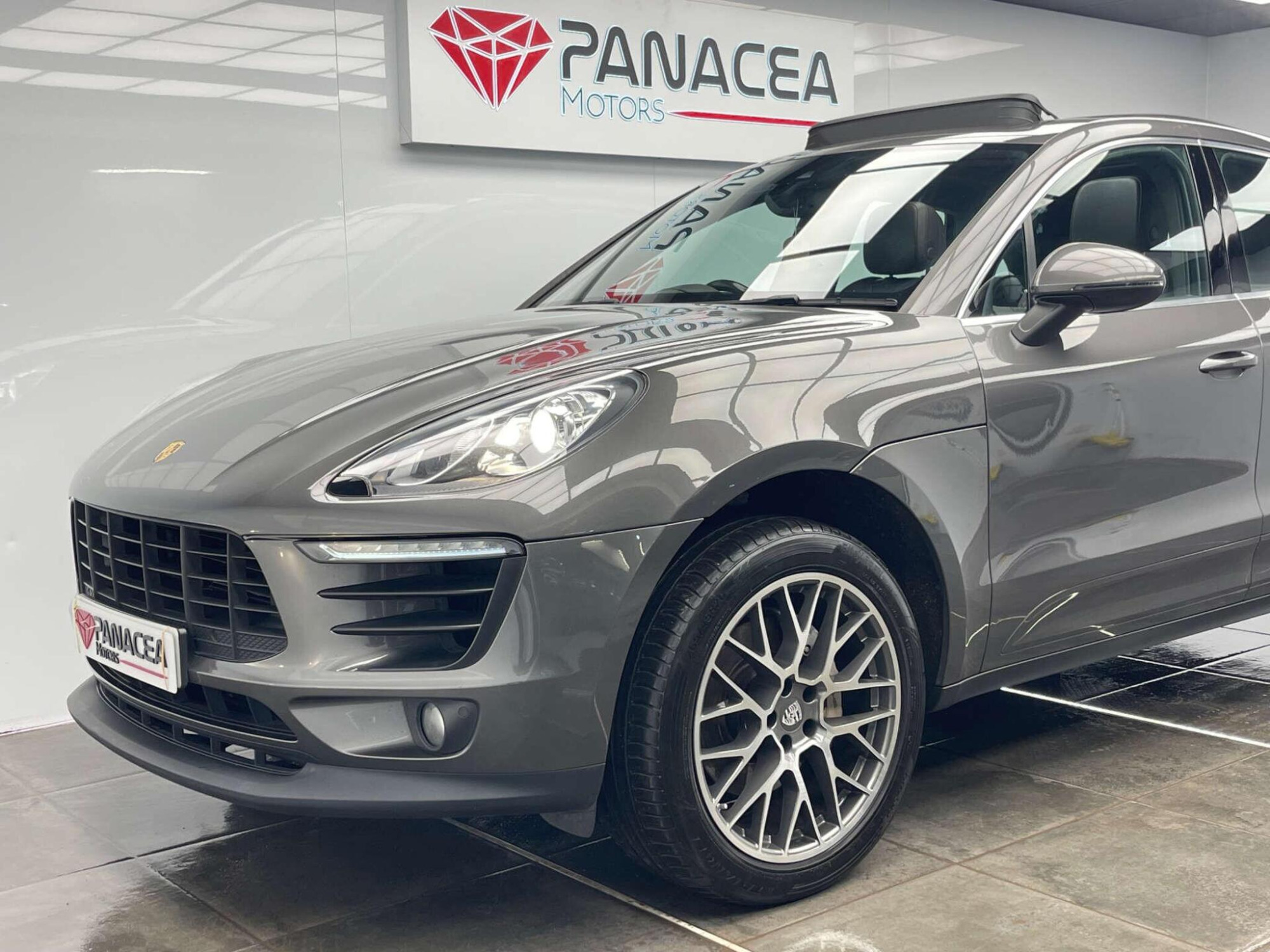 2018 Porsche MACAN image 38