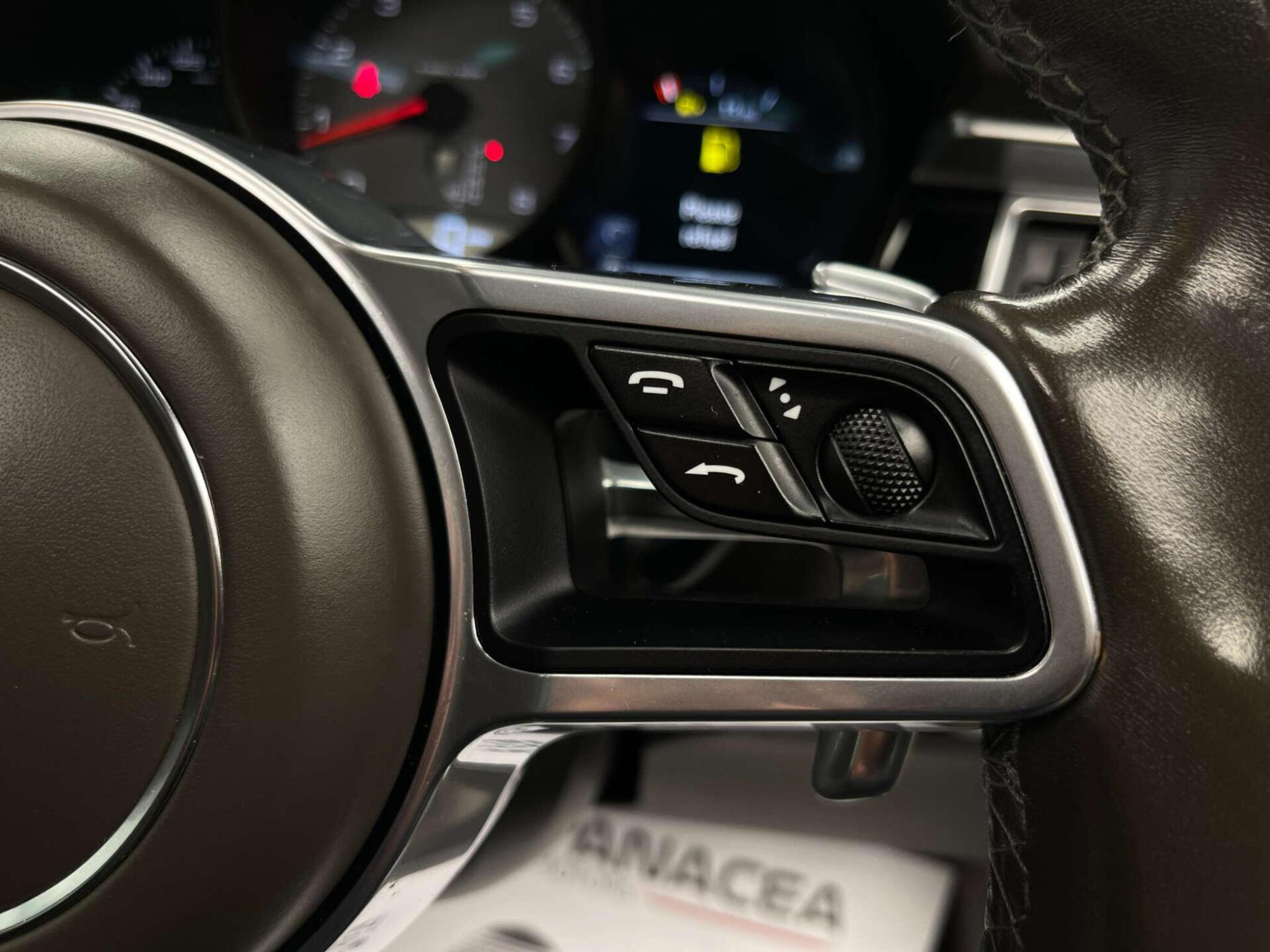 2018 Porsche MACAN image 19