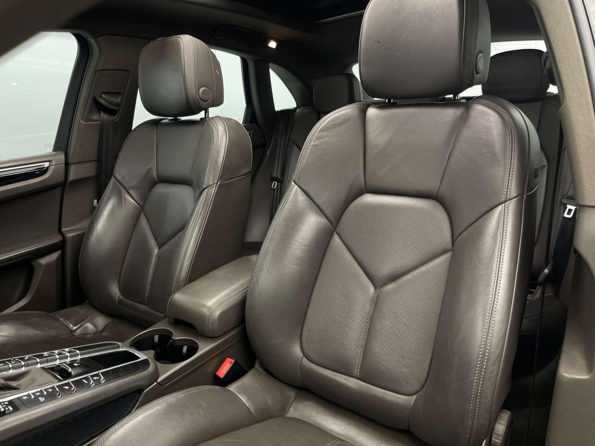 2018 Porsche MACAN image 40