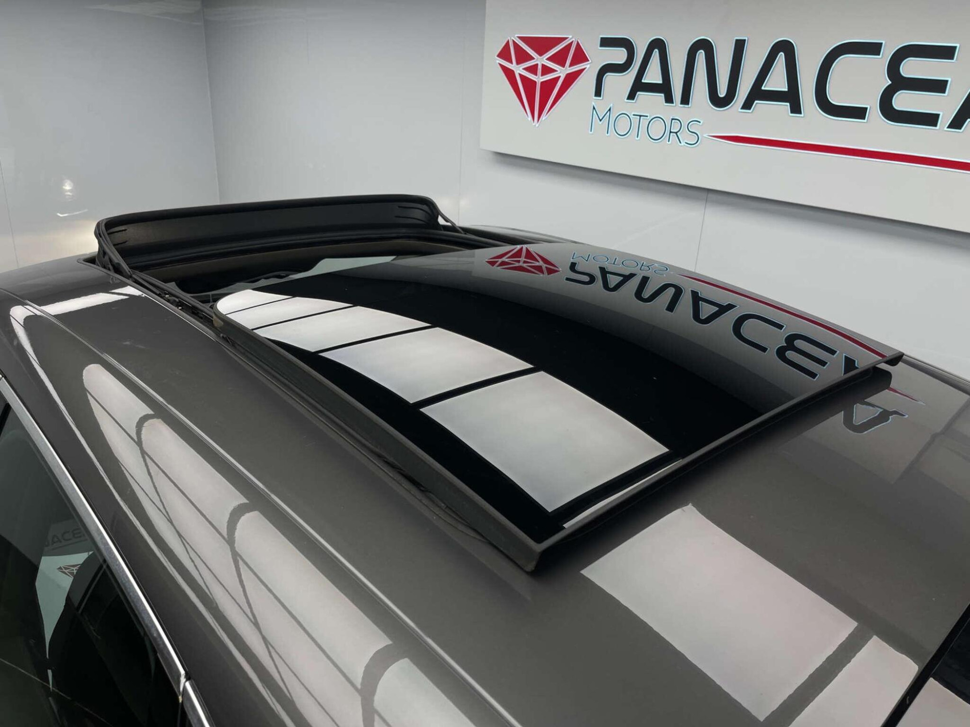 2018 Porsche MACAN image 37