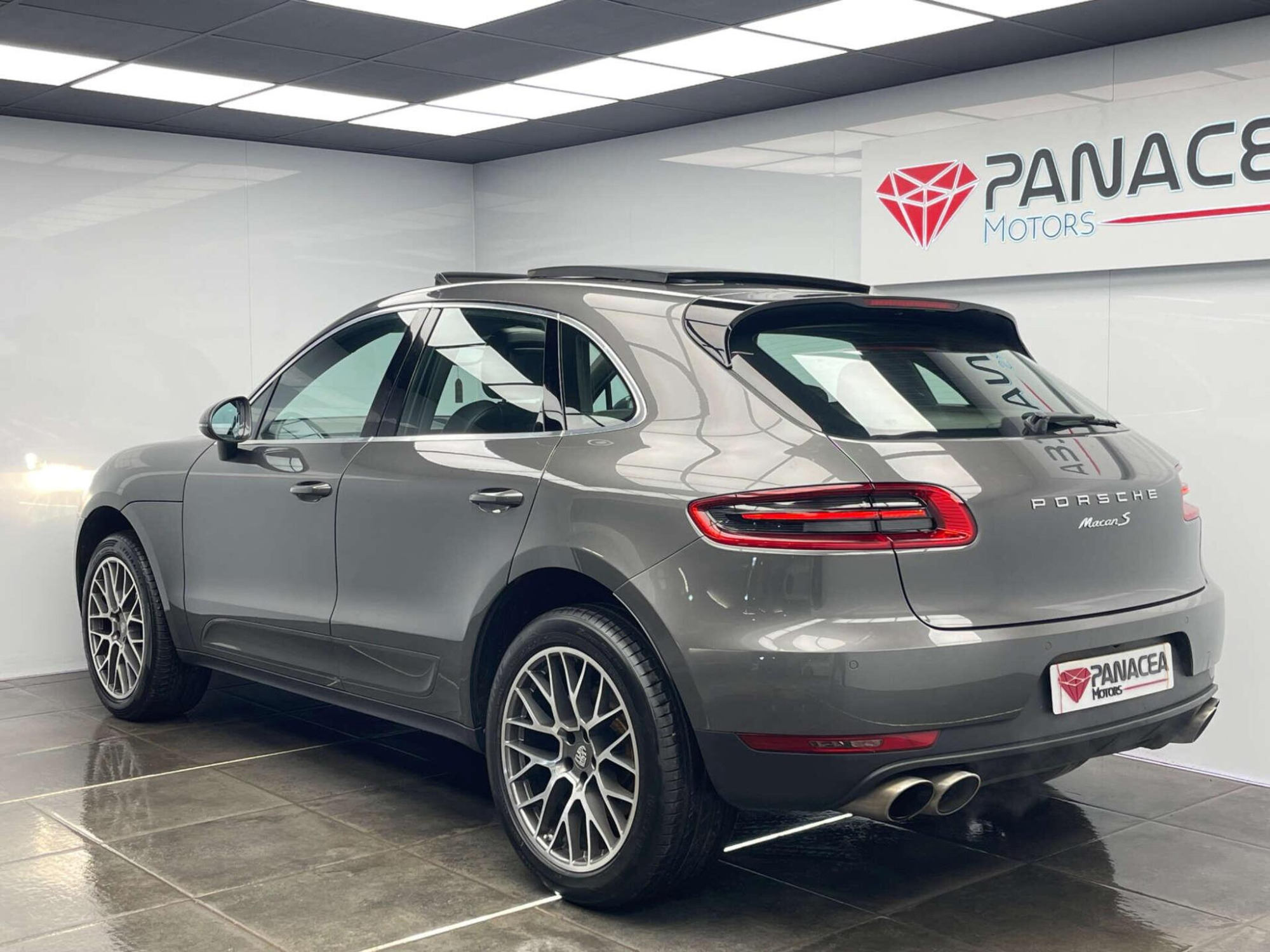 2018 Porsche MACAN image 28
