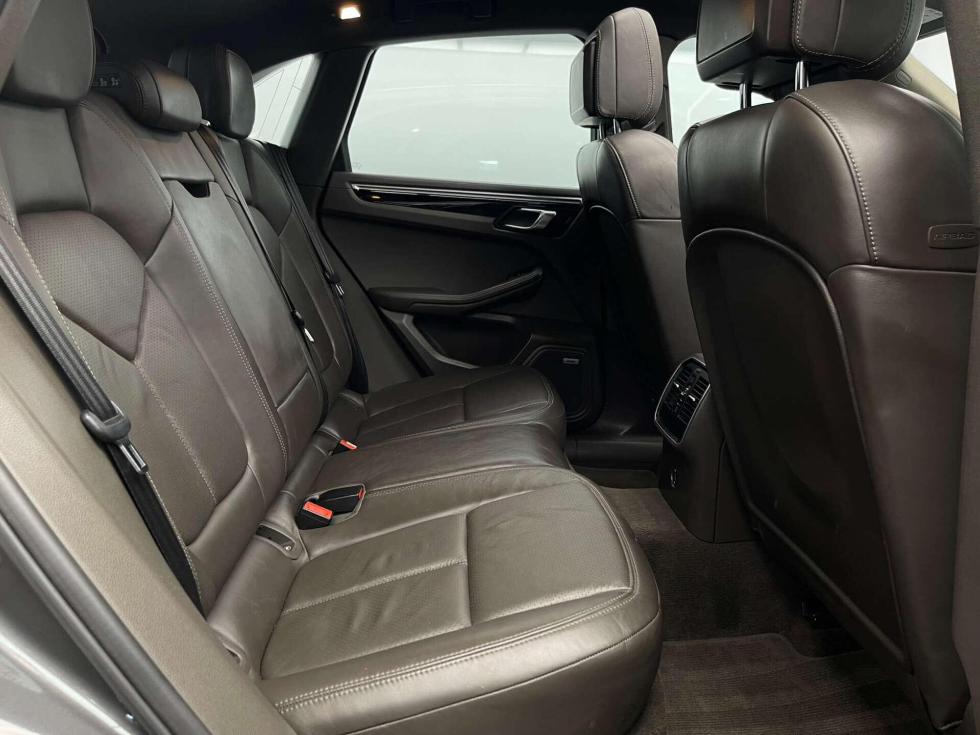 2018 Porsche MACAN image 24
