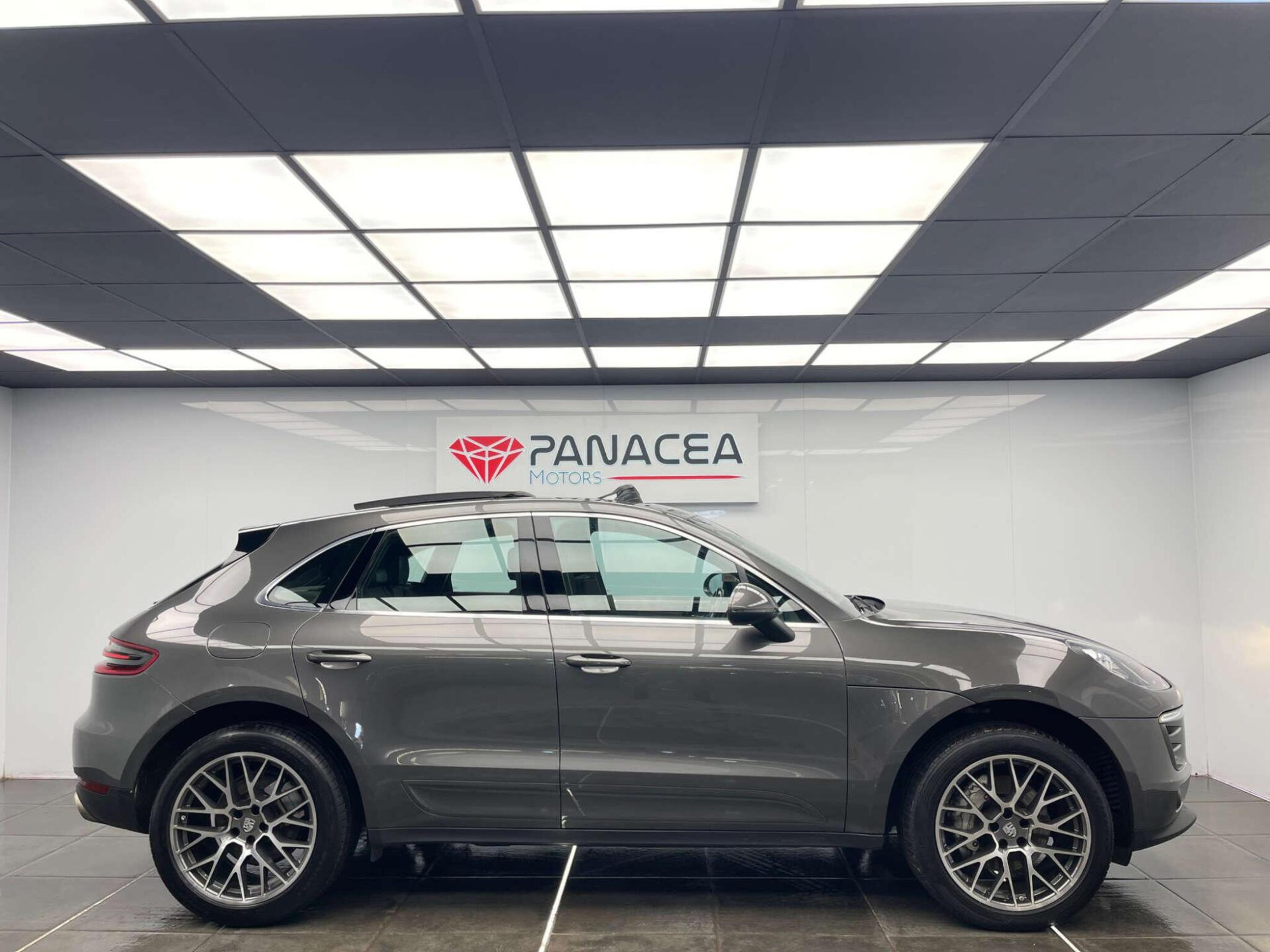 2018 Porsche MACAN image 7