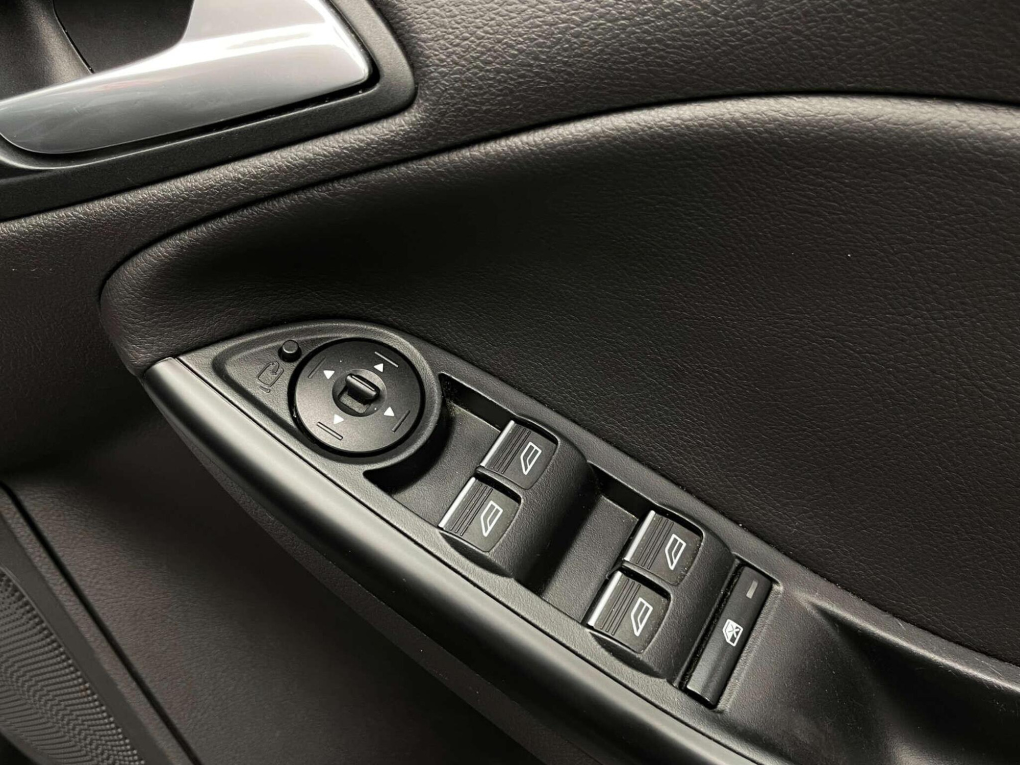 2016 Ford FOCUS image 16