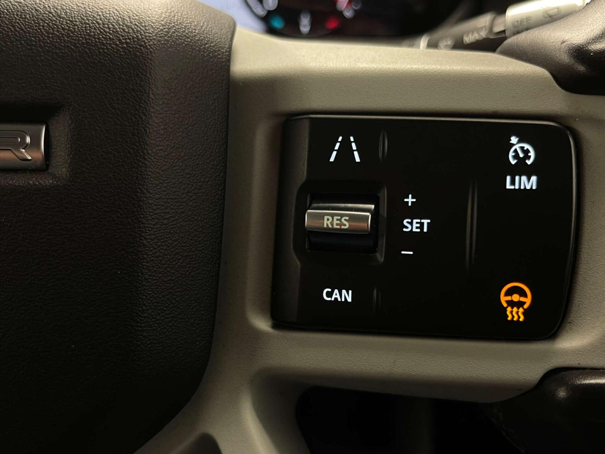 2020 Land Rover DEFENDER image 28