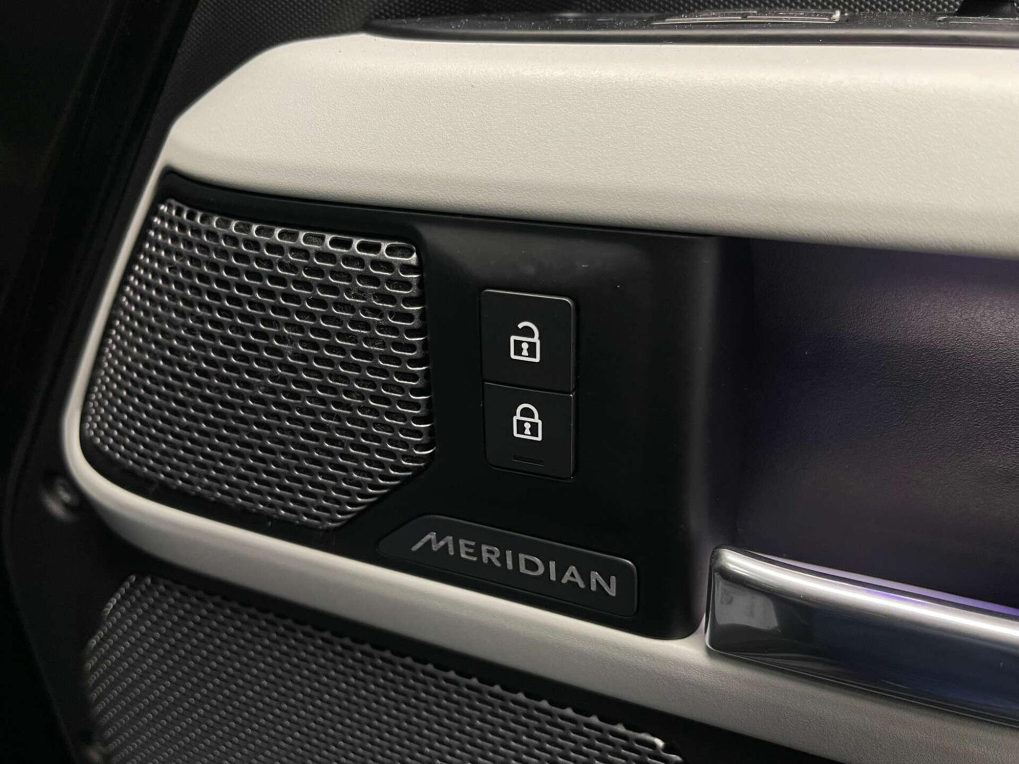 2020 Land Rover DEFENDER image 18