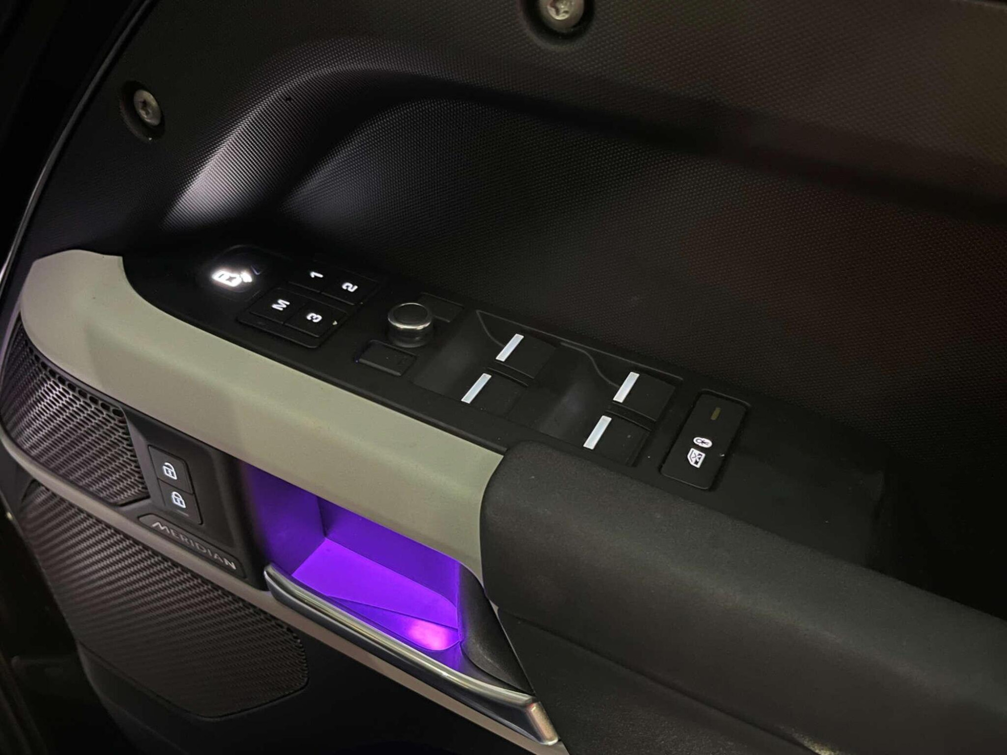 2020 Land Rover DEFENDER image 25
