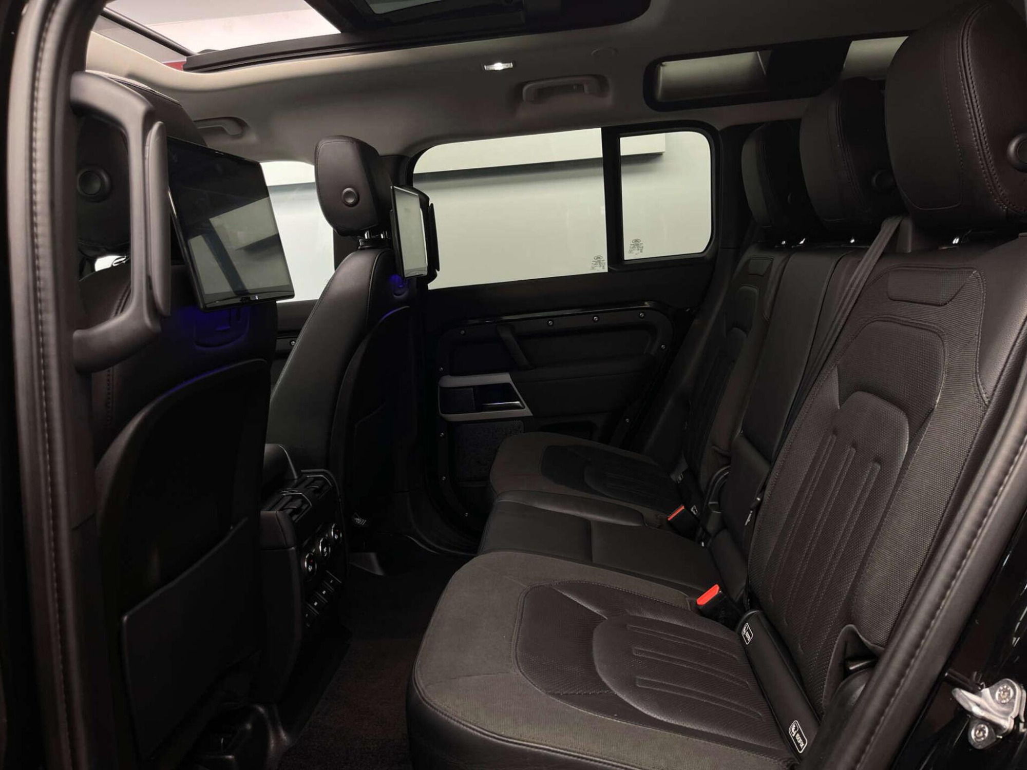 2020 Land Rover DEFENDER image 16