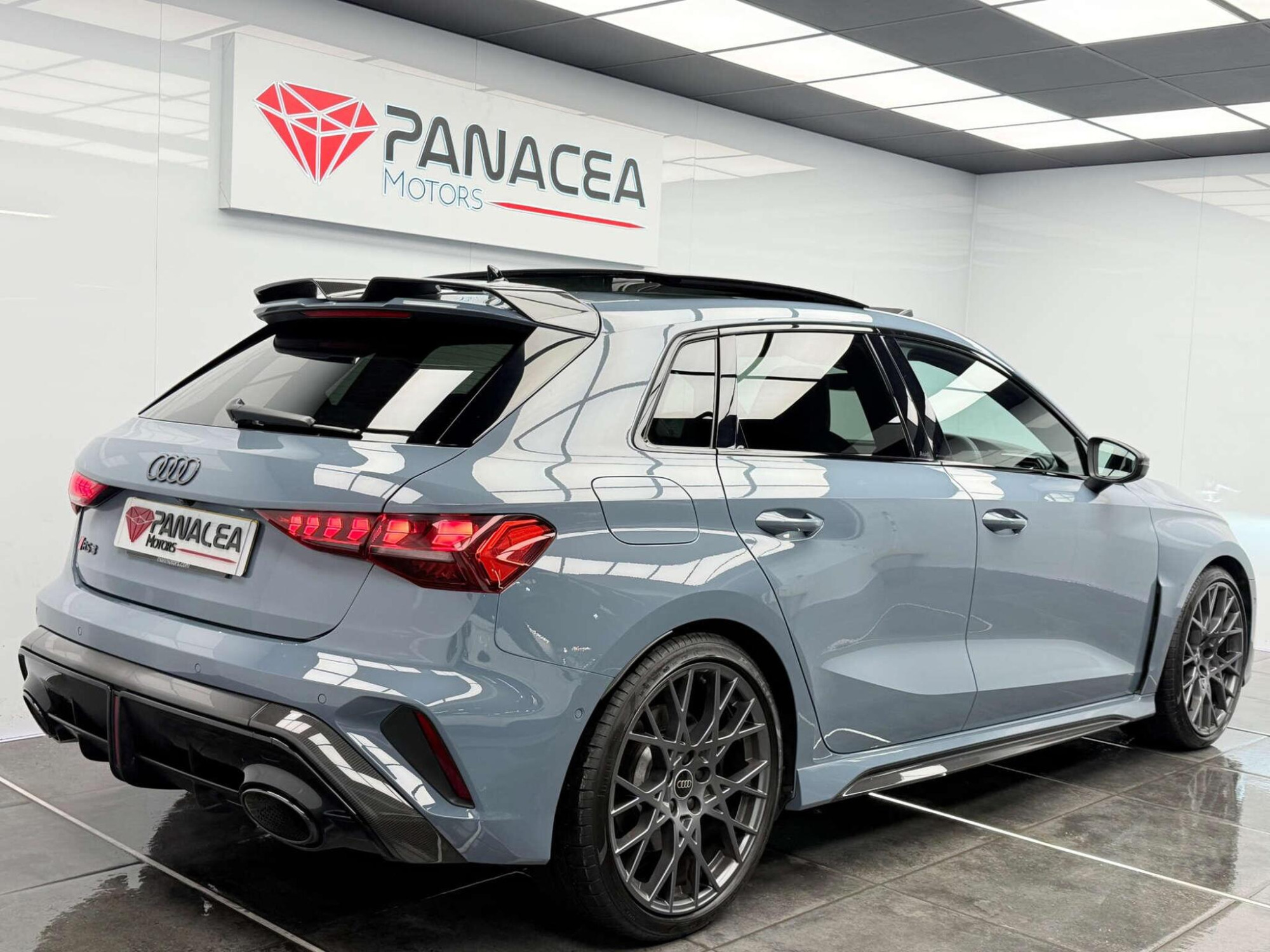 2025 Audi RS 3 image 5