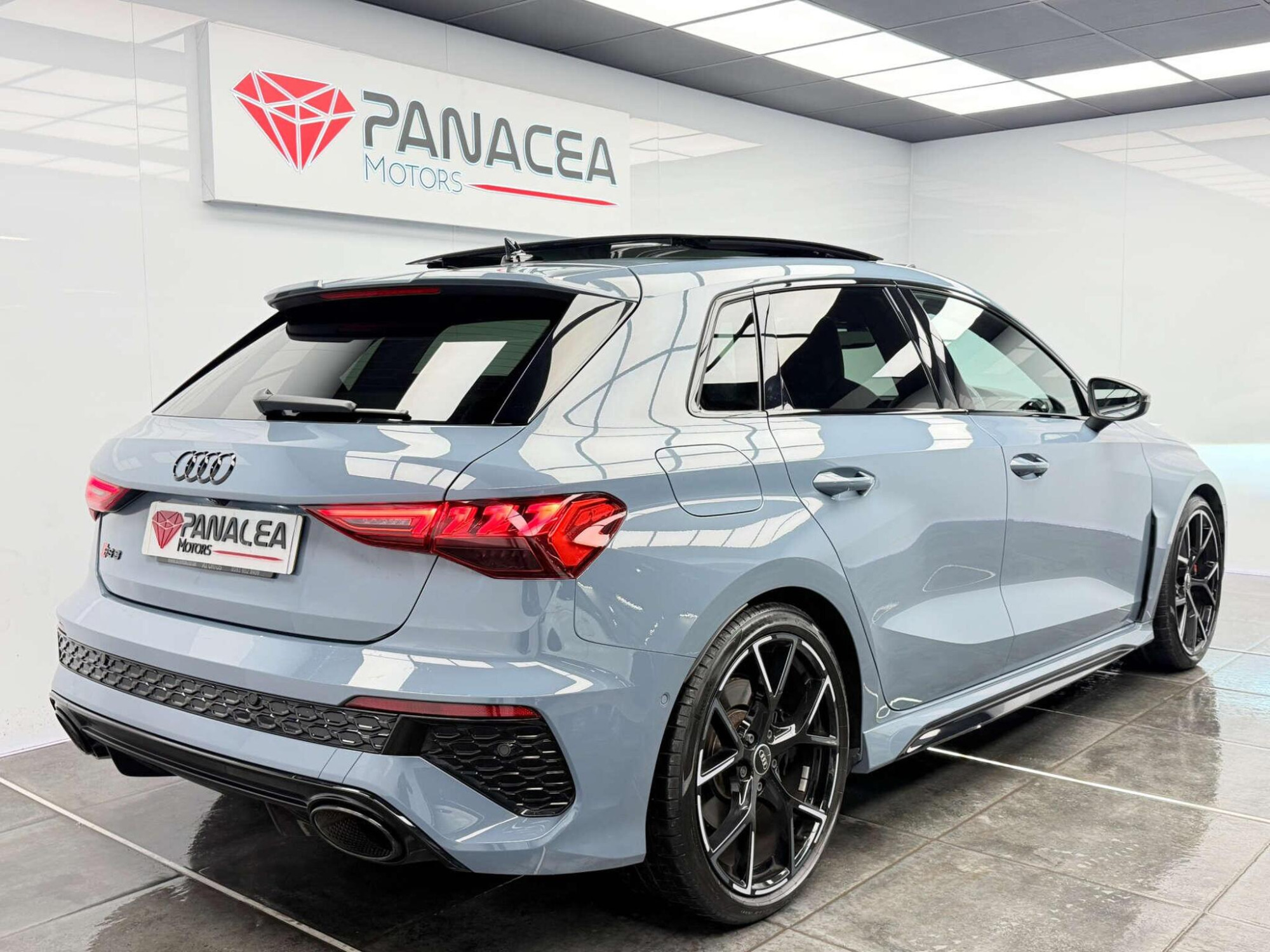2022 Audi RS 3 image 10