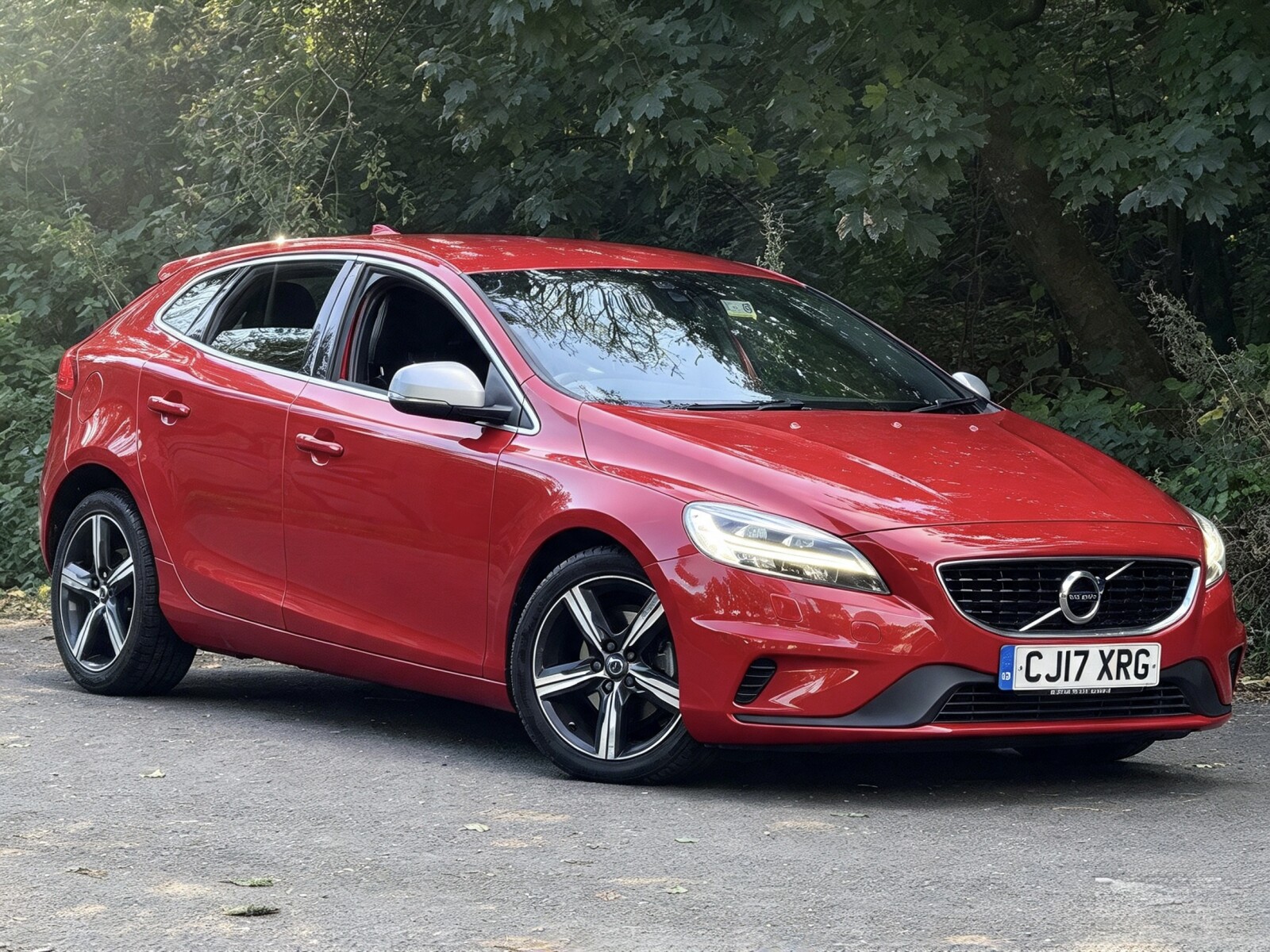 2017 Volvo V40 image 1