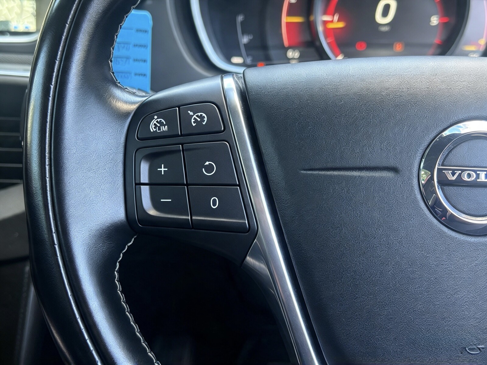 2017 Volvo V40 image 7