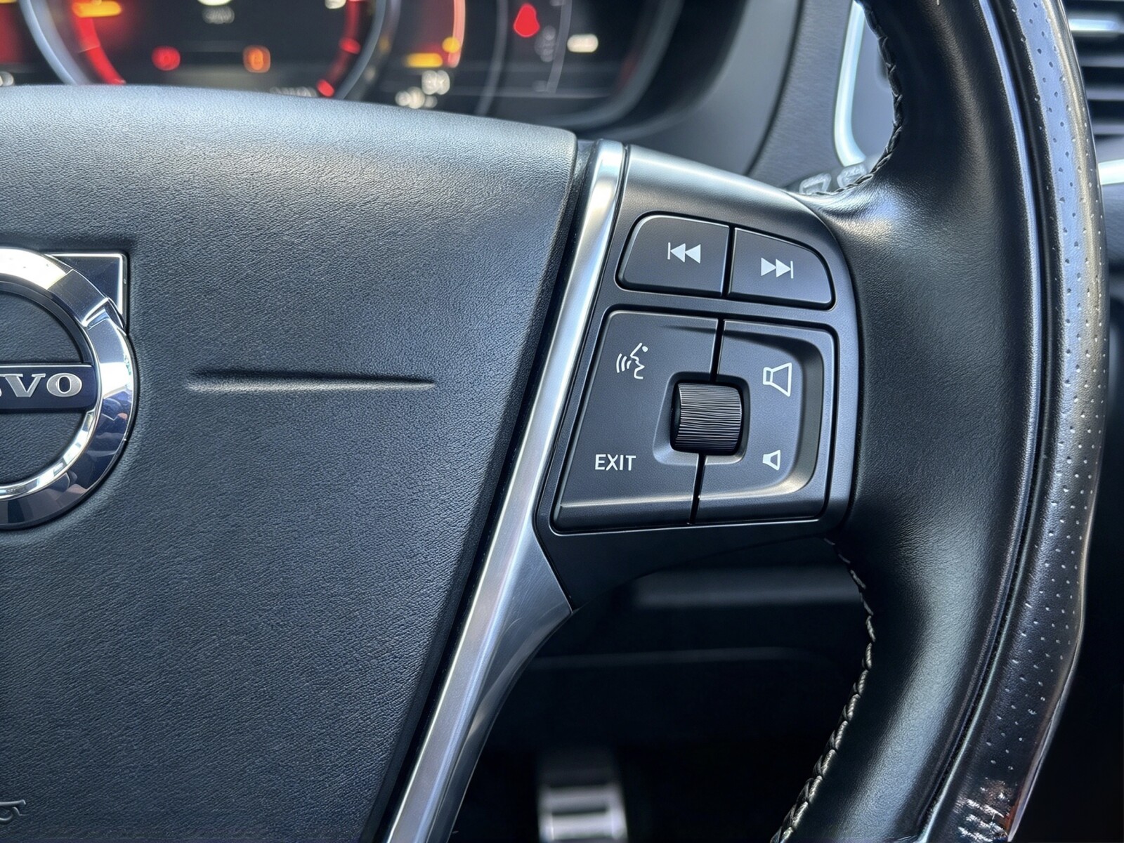 2017 Volvo V40 image 8