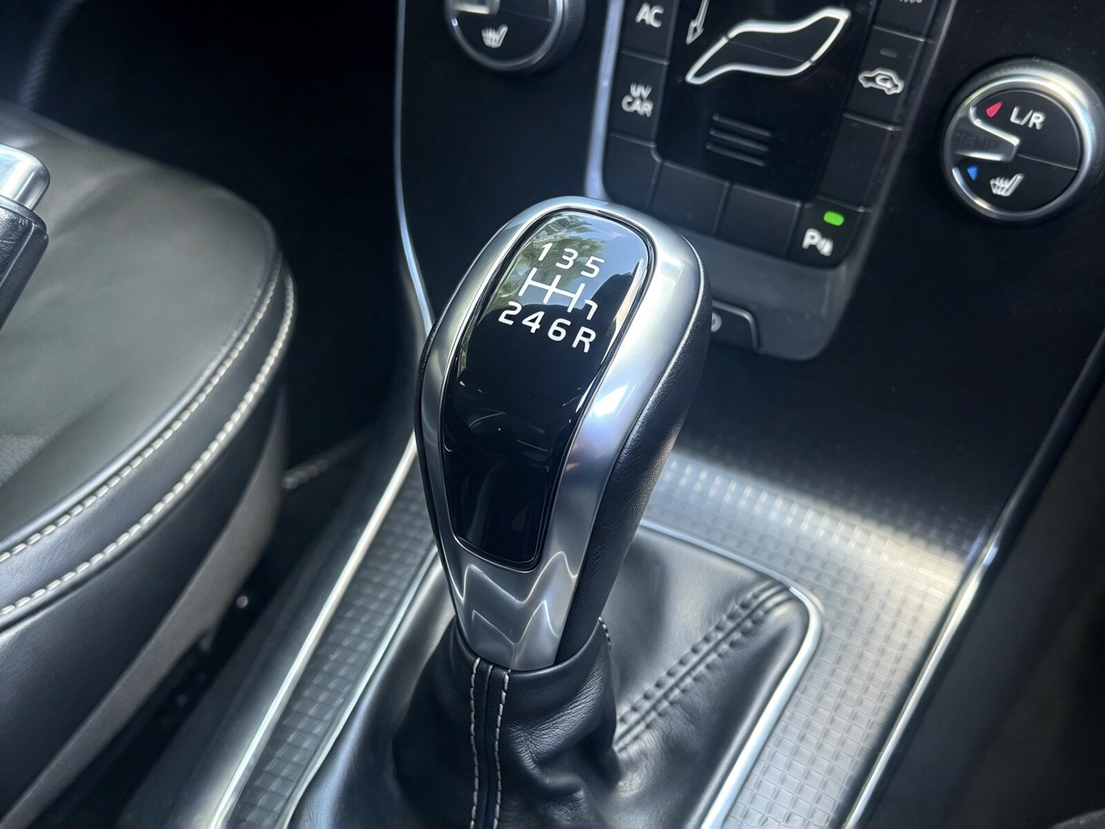 2017 Volvo V40 image 9