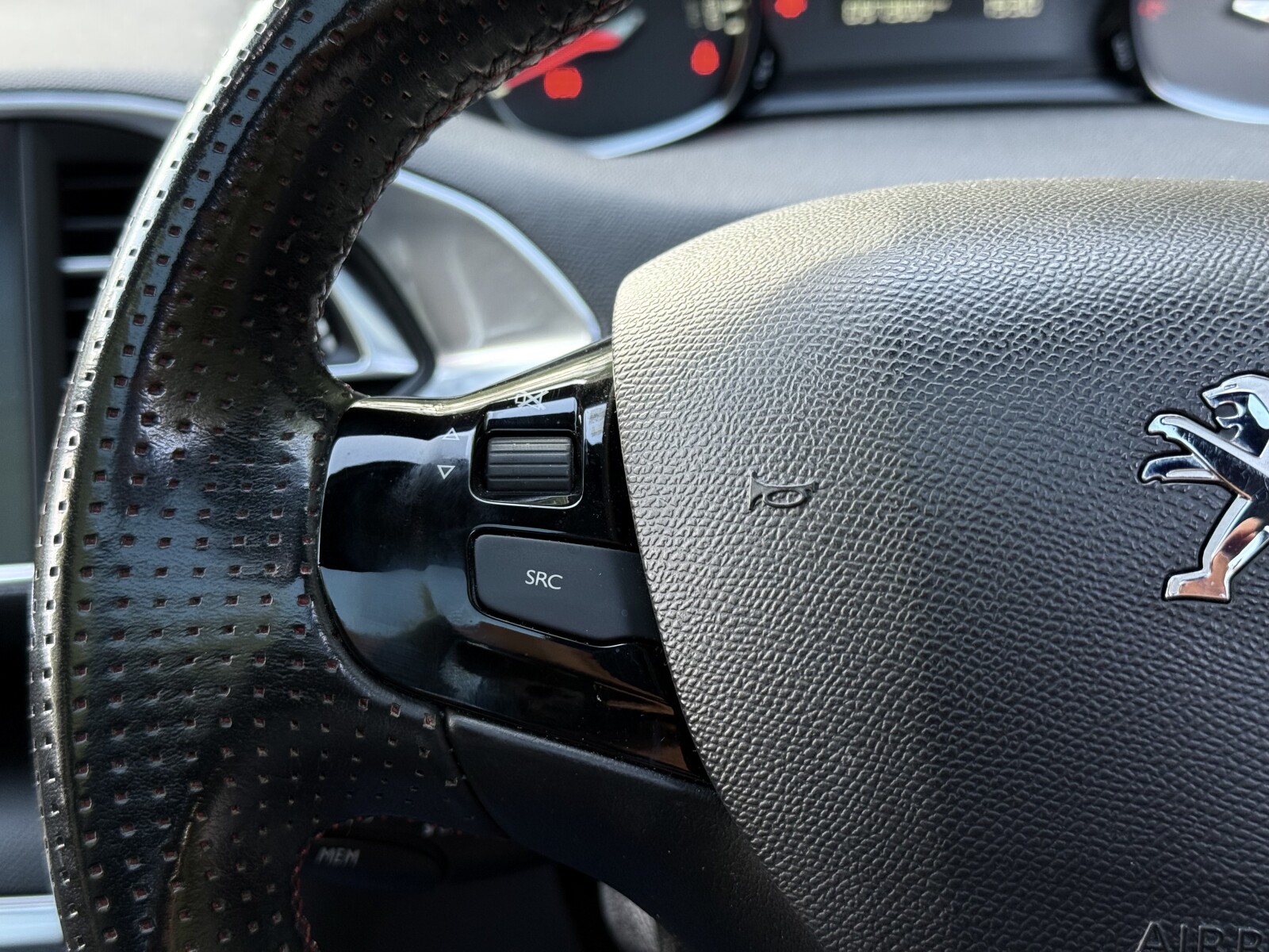 2018 Peugeot 308 image 8