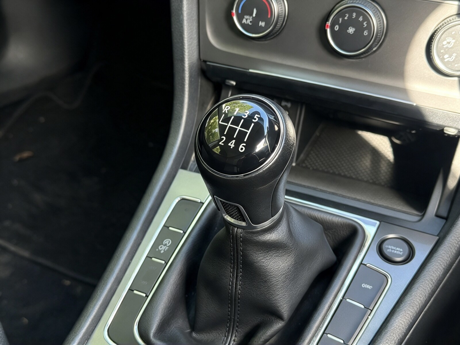 2016 Volkswagen Golf image 10