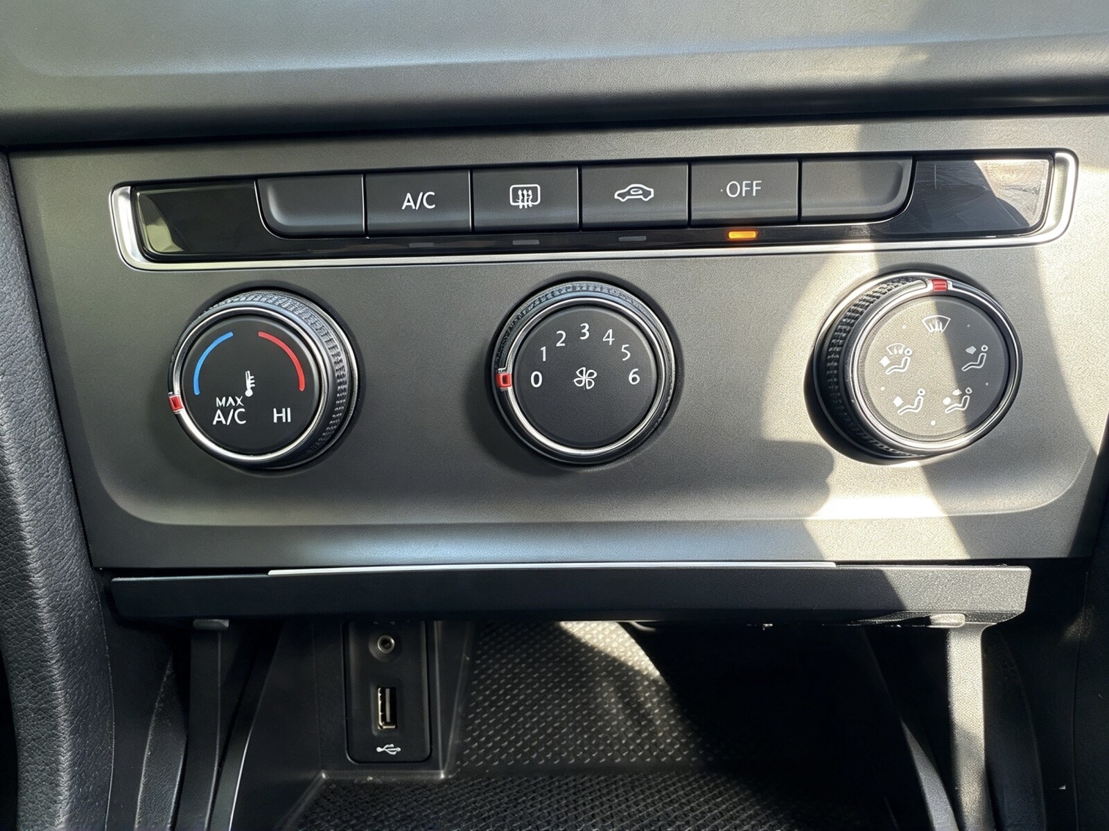 2016 Volkswagen Golf image 12