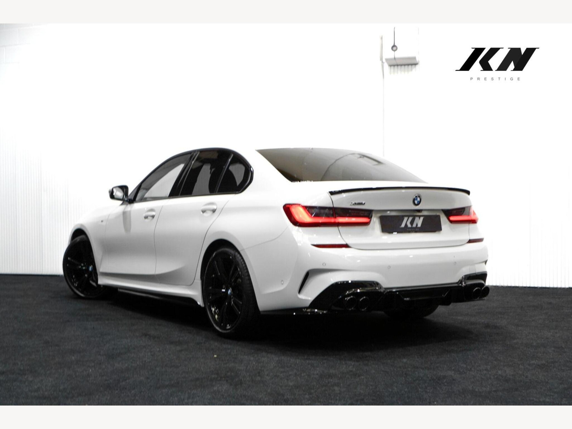 BMW 3 Series photo 2