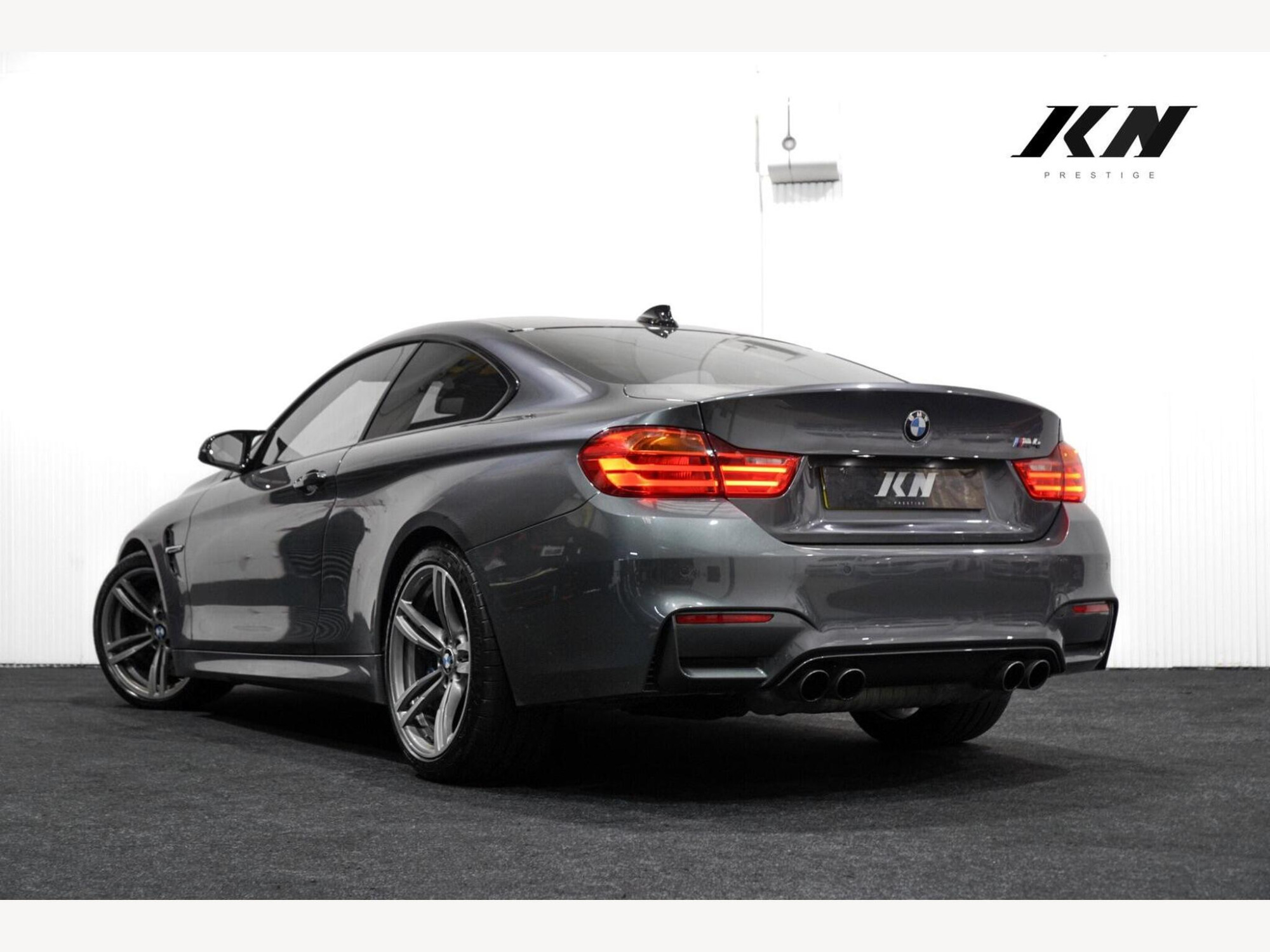 BMW M4 photo 2