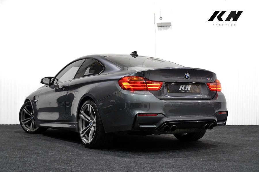 BMW M4 photo 2