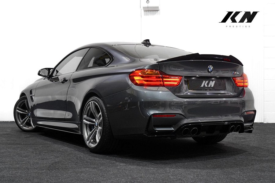 BMW M4 photo 2