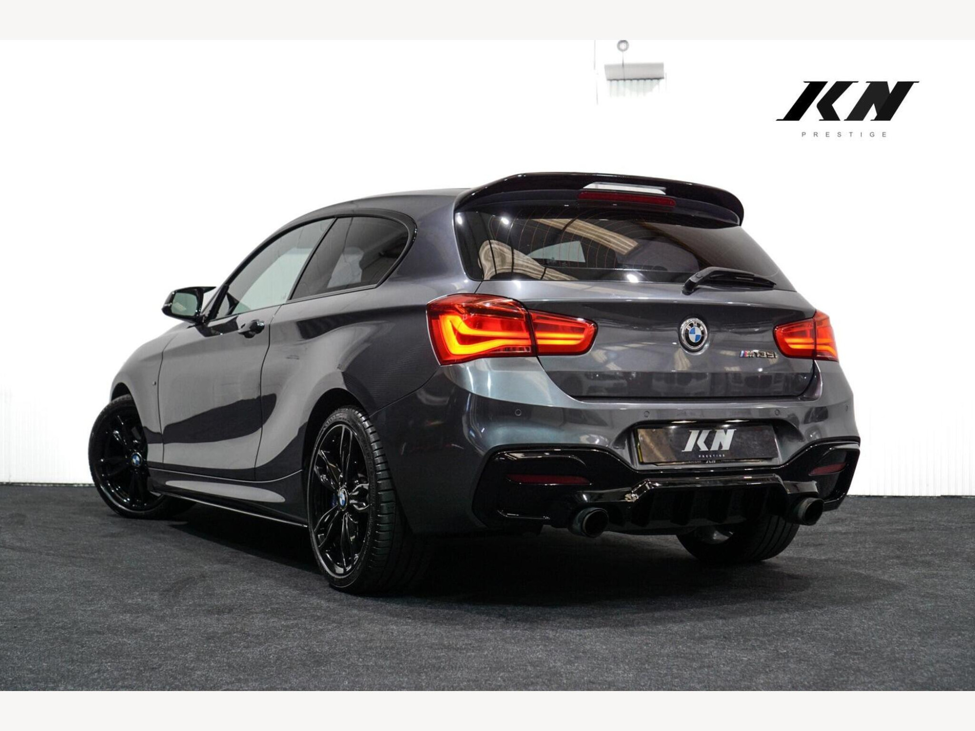 BMW 1 Series photo 2
