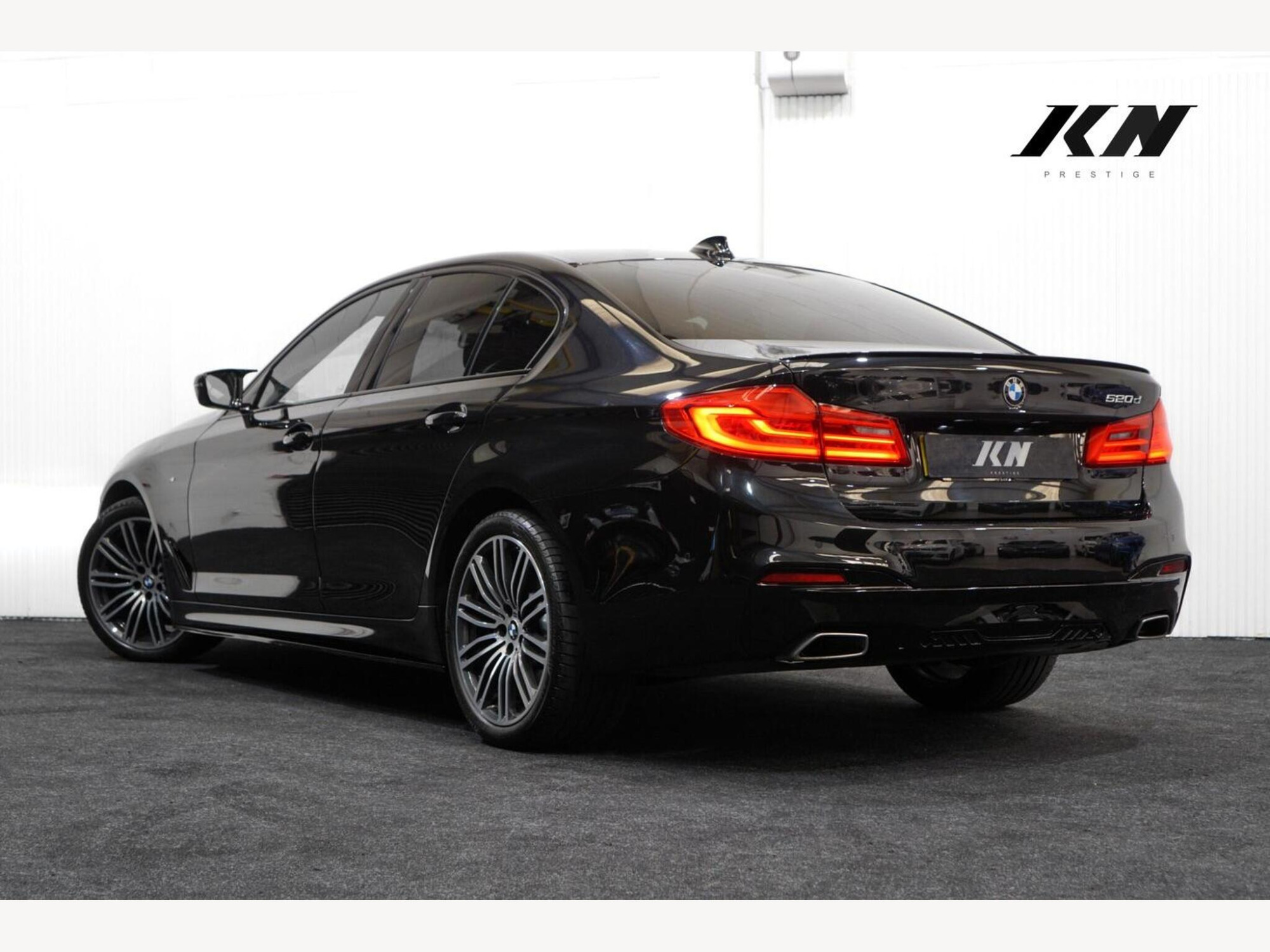 BMW 5 Series photo 2