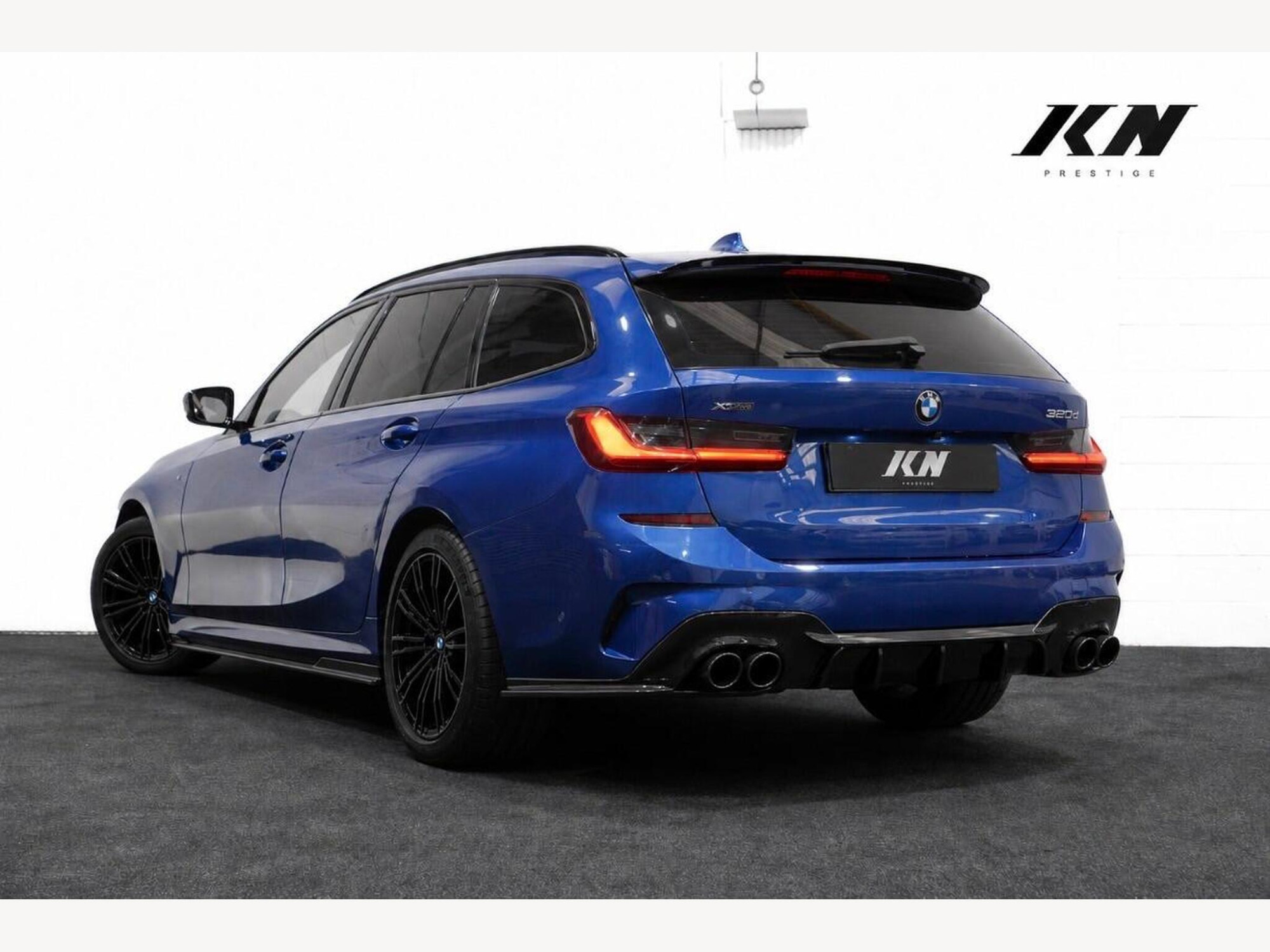 BMW 3 Series photo 2