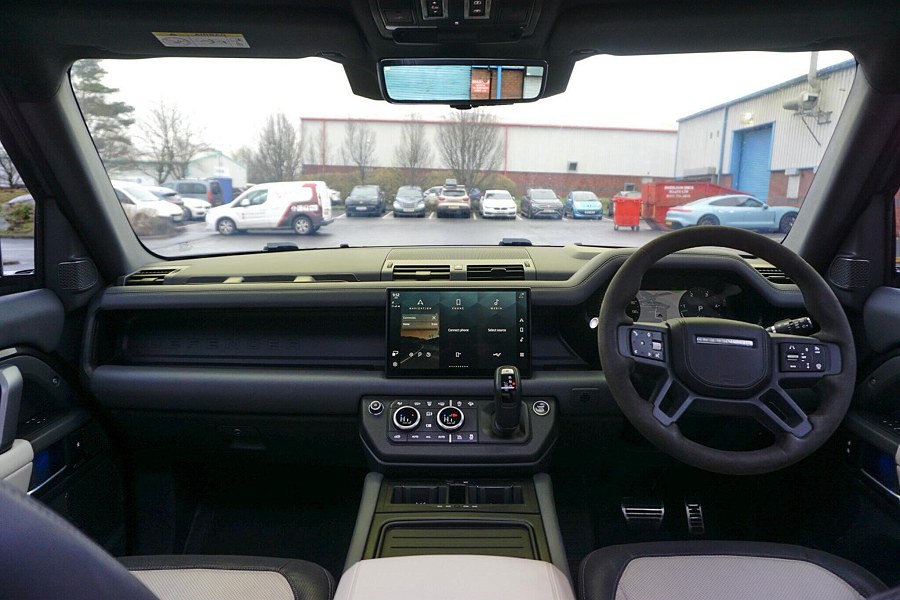 2023 Land Rover Defender 110 photo 3