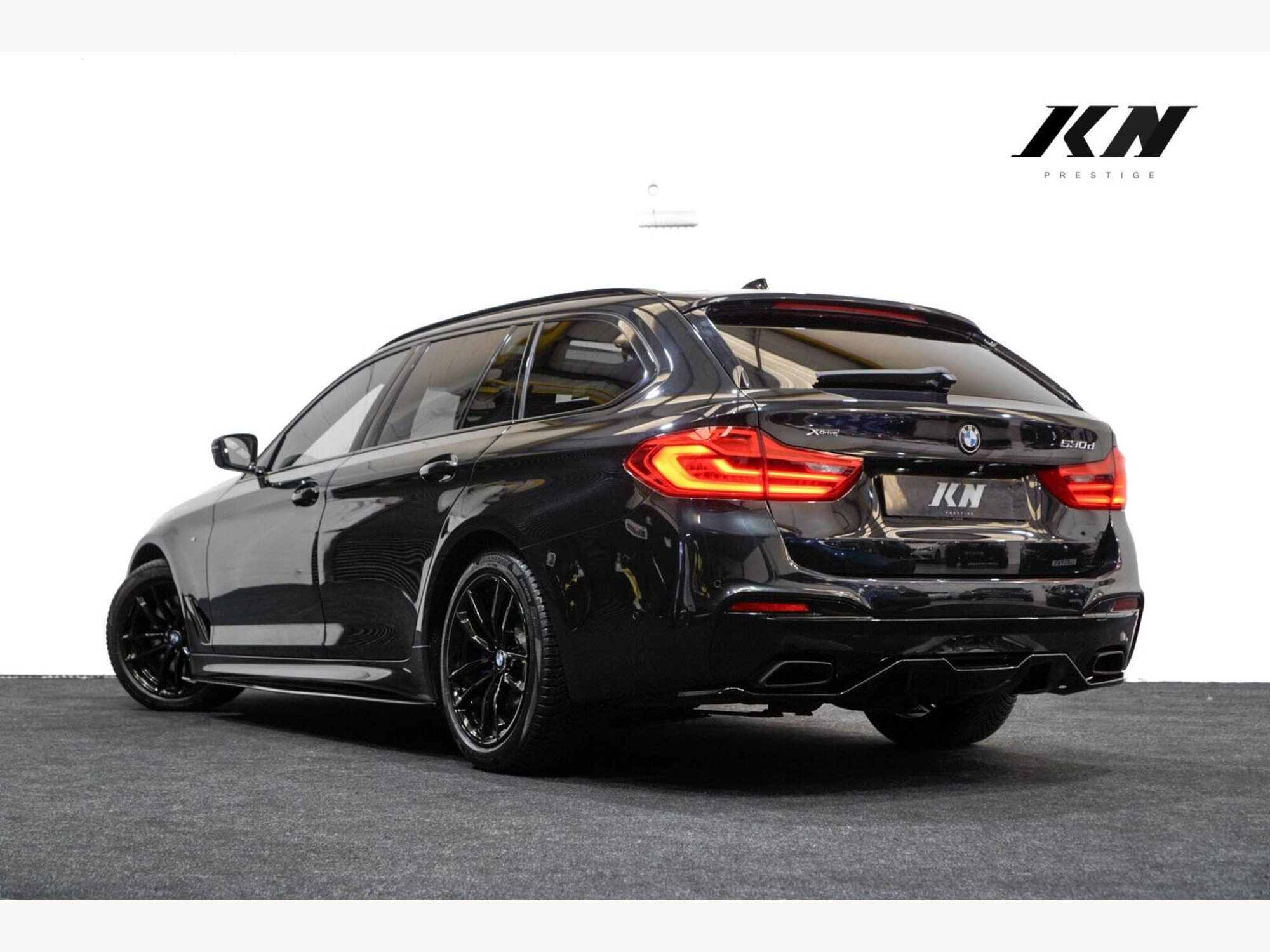 BMW 5 Series photo 2