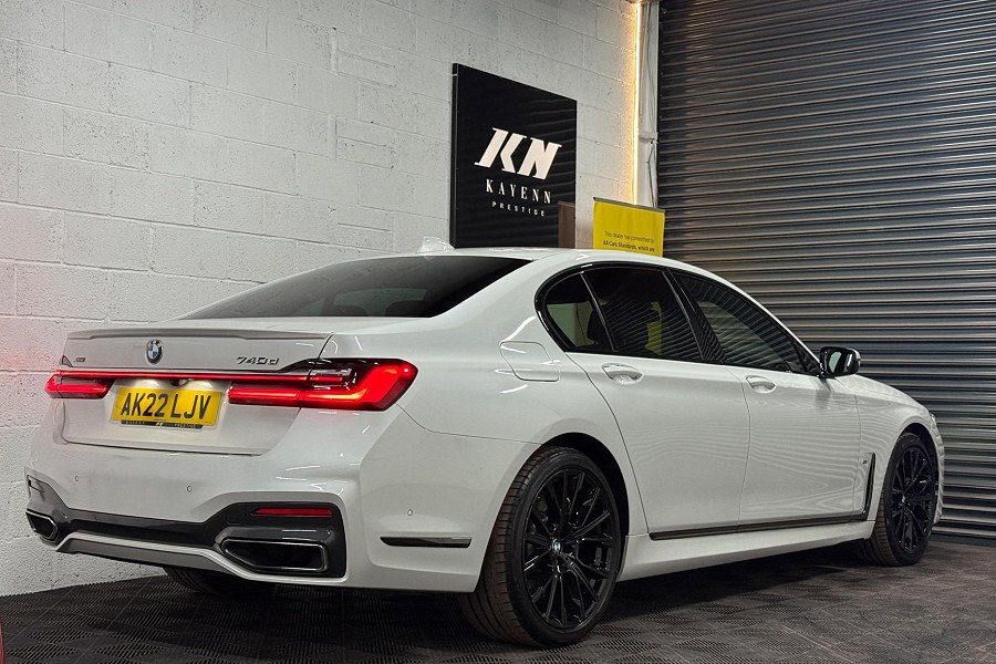 BMW 7 Series photo 2